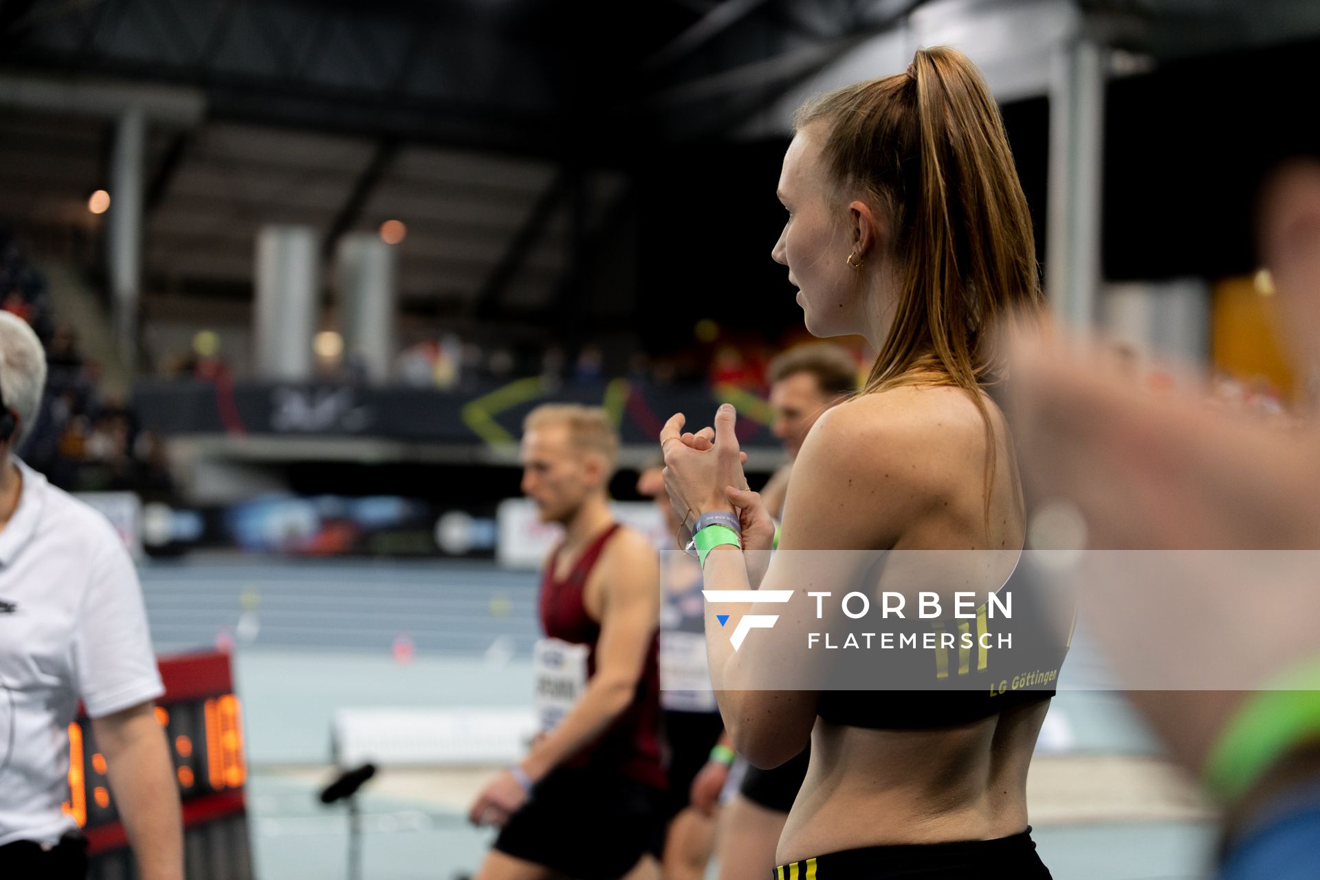 Kira Wittmann (LG Goettingen) beobachtet gespannt den letzten Sprung von Neele Eckhardt-Noack (LG Goettingen) am 26.02.2022 waehrend der Deutschen Leichtathletik-Hallenmeisterschaften (Tag 1) in der Quarterback Immobilien Arena in Leipzig