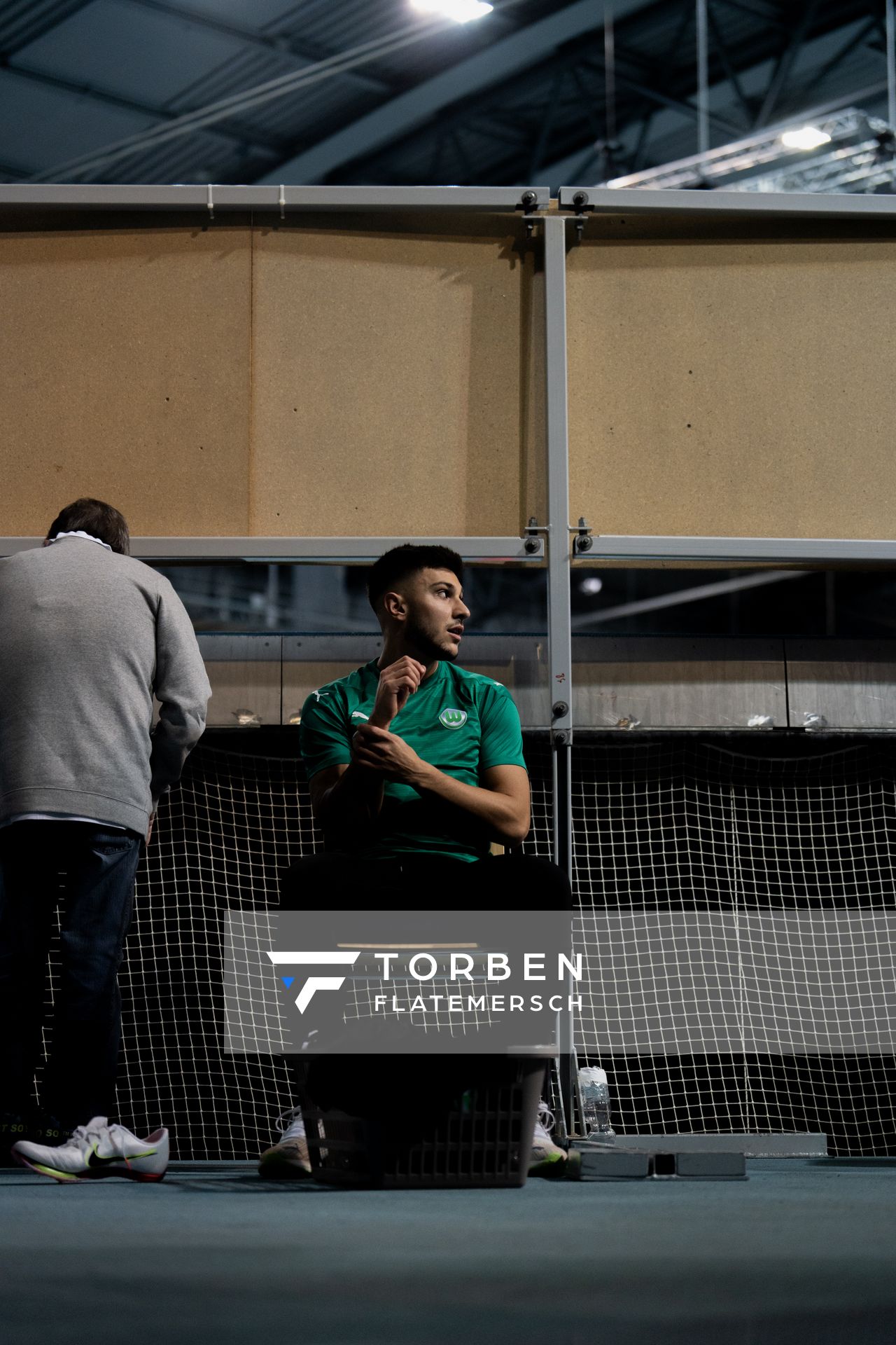 Deniz Almas (VfL Wolfsburg) bereitet sich auf den 60m Finallauf vor am 26.02.2022 waehrend der Deutschen Leichtathletik-Hallenmeisterschaften (Tag 1) in der Quarterback Immobilien Arena in Leipzig