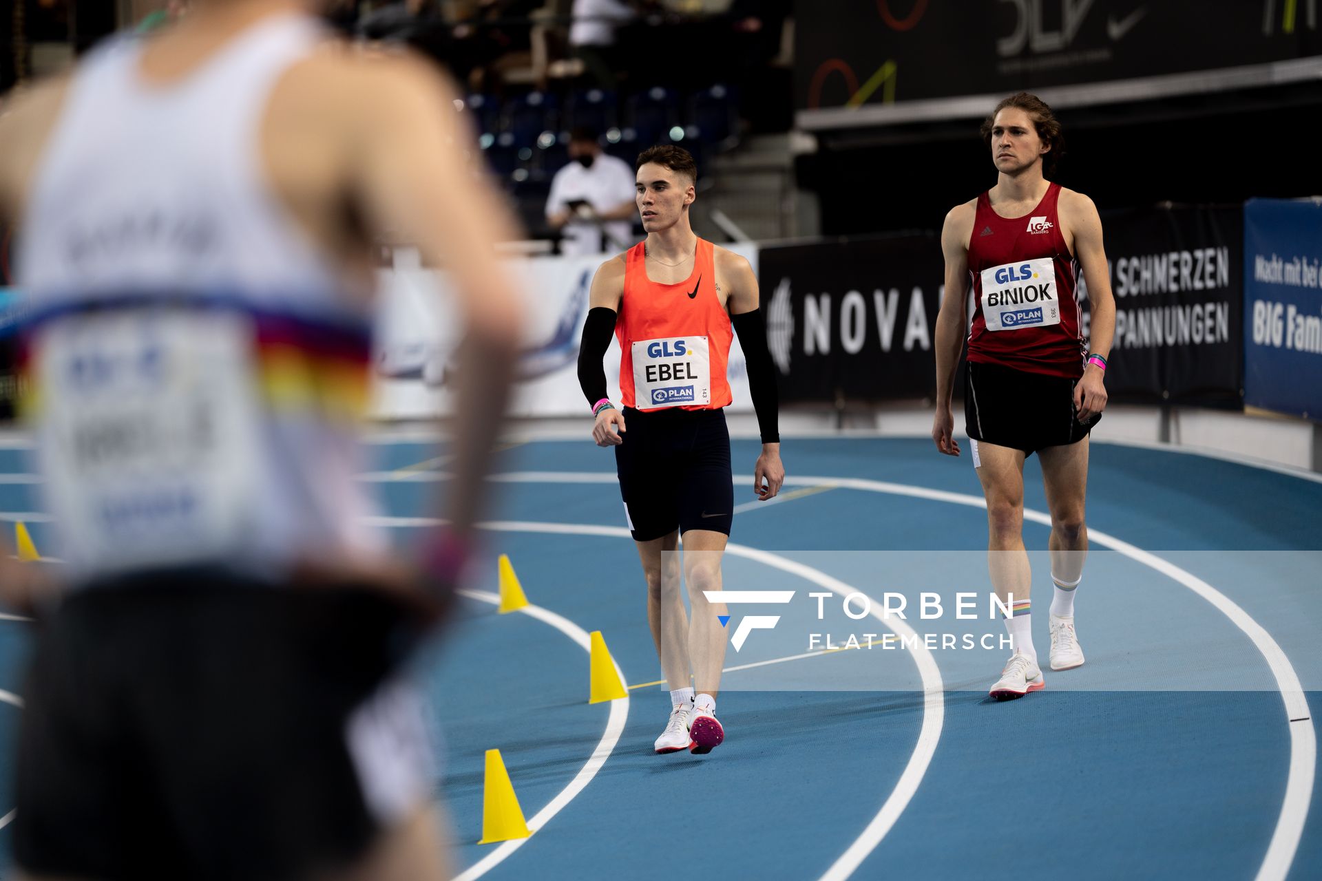 Felix Ebel (Emder Laufgemeinschaft) und Friedrich Biniok (LG Bamberg) am 27.02.2022 waehrend der Deutschen Leichtathletik-Hallenmeisterschaften (Tag 2) in der Quarterback Immobilien Arena in Leipzig