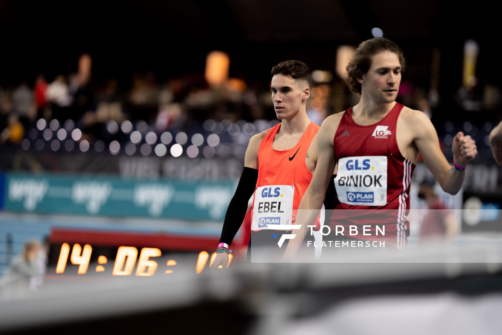 Felix Ebel (Emder Laufgemeinschaft) und Friedrich Biniok (LG Bamberg) am 27.02.2022 waehrend der Deutschen Leichtathletik-Hallenmeisterschaften (Tag 2) in der Quarterback Immobilien Arena in Leipzig