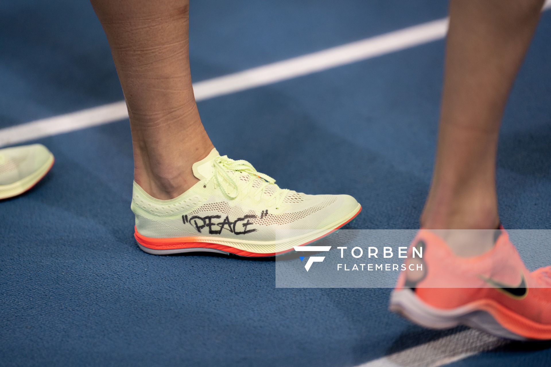 Impressionen: Peace auf dem Schuh von Robert Farken (SC DHfK Leipzig) am 27.02.2022 waehrend der Deutschen Leichtathletik-Hallenmeisterschaften (Tag 2) in der Quarterback Immobilien Arena in Leipzig