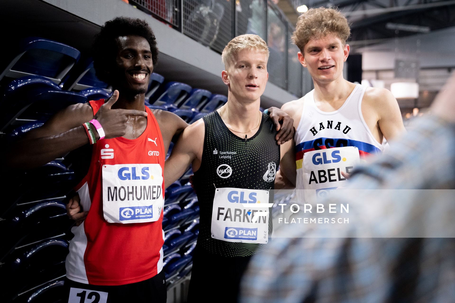 Mohamed Mohumed (LG Olympia Dortmund), Robert Farken (SC DHfK Leipzig), Lukas Abele (SSC Hanau-Rodenbach) am 27.02.2022 waehrend der Deutschen Leichtathletik-Hallenmeisterschaften (Tag 2) in der Quarterback Immobilien Arena in Leipzig