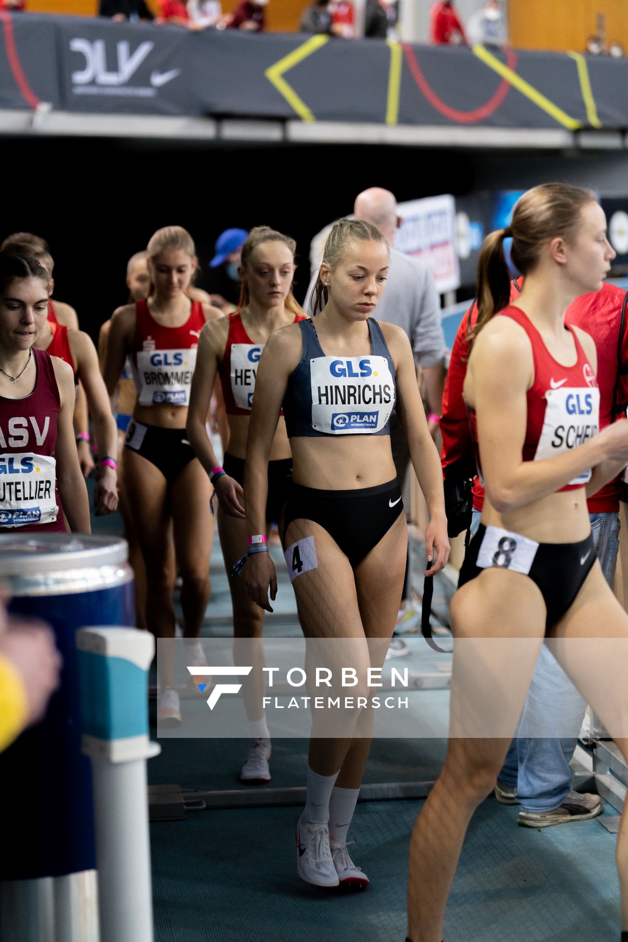 Carolin Hinrichs (VfL Loeningen) vor dem 1500m Finale am 27.02.2022 waehrend der Deutschen Leichtathletik-Hallenmeisterschaften (Tag 2) in der Quarterback Immobilien Arena in Leipzig