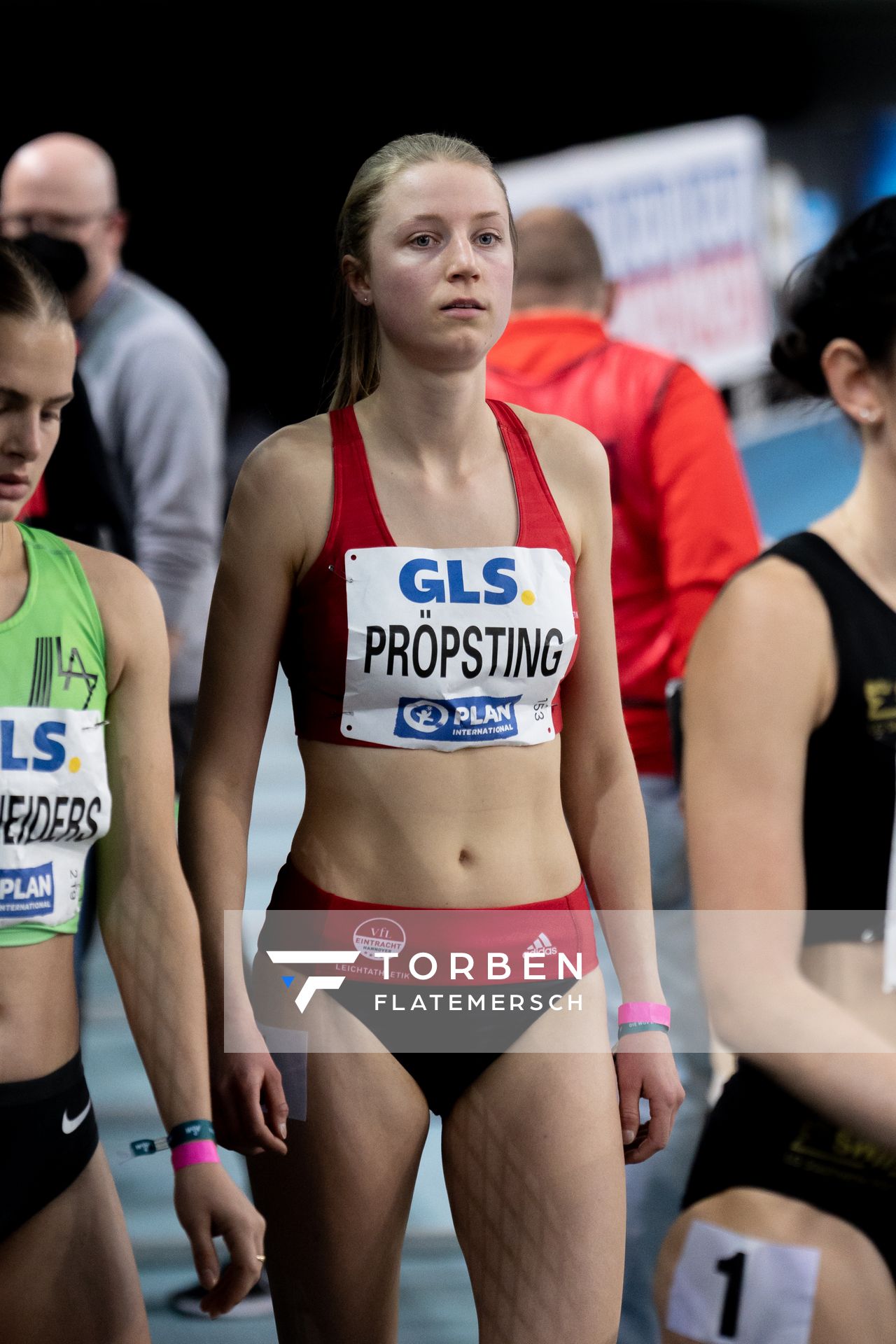 Marie Proepsting (VfL Eintracht Hannover) vor dem 1500m Finale am 27.02.2022 waehrend der Deutschen Leichtathletik-Hallenmeisterschaften (Tag 2) in der Quarterback Immobilien Arena in Leipzig