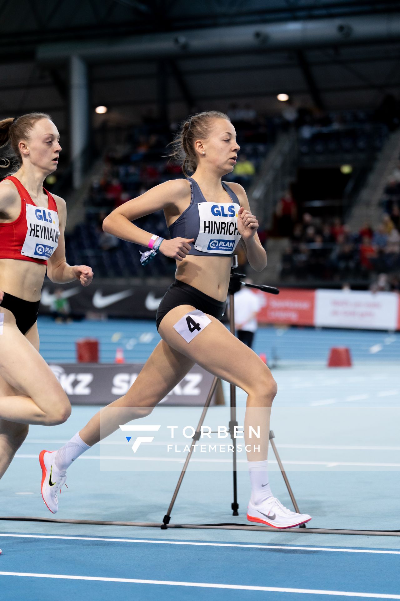 Carolin Hinrichs (VfL Loeningen) vor Nele Heymann (TuS Haren) am 27.02.2022 waehrend der Deutschen Leichtathletik-Hallenmeisterschaften (Tag 2) in der Quarterback Immobilien Arena in Leipzig