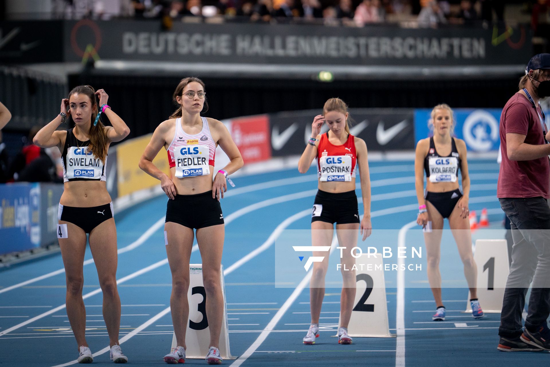 Julia Swelam (TSV Kirchhain), Radha Fiedler (LG Rhein-Wied), Lena Posniak (LG Olympia Dortmund) am 27.02.2022 waehrend der Deutschen Leichtathletik-Hallenmeisterschaften (Tag 2) in der Quarterback Immobilien Arena in Leipzig