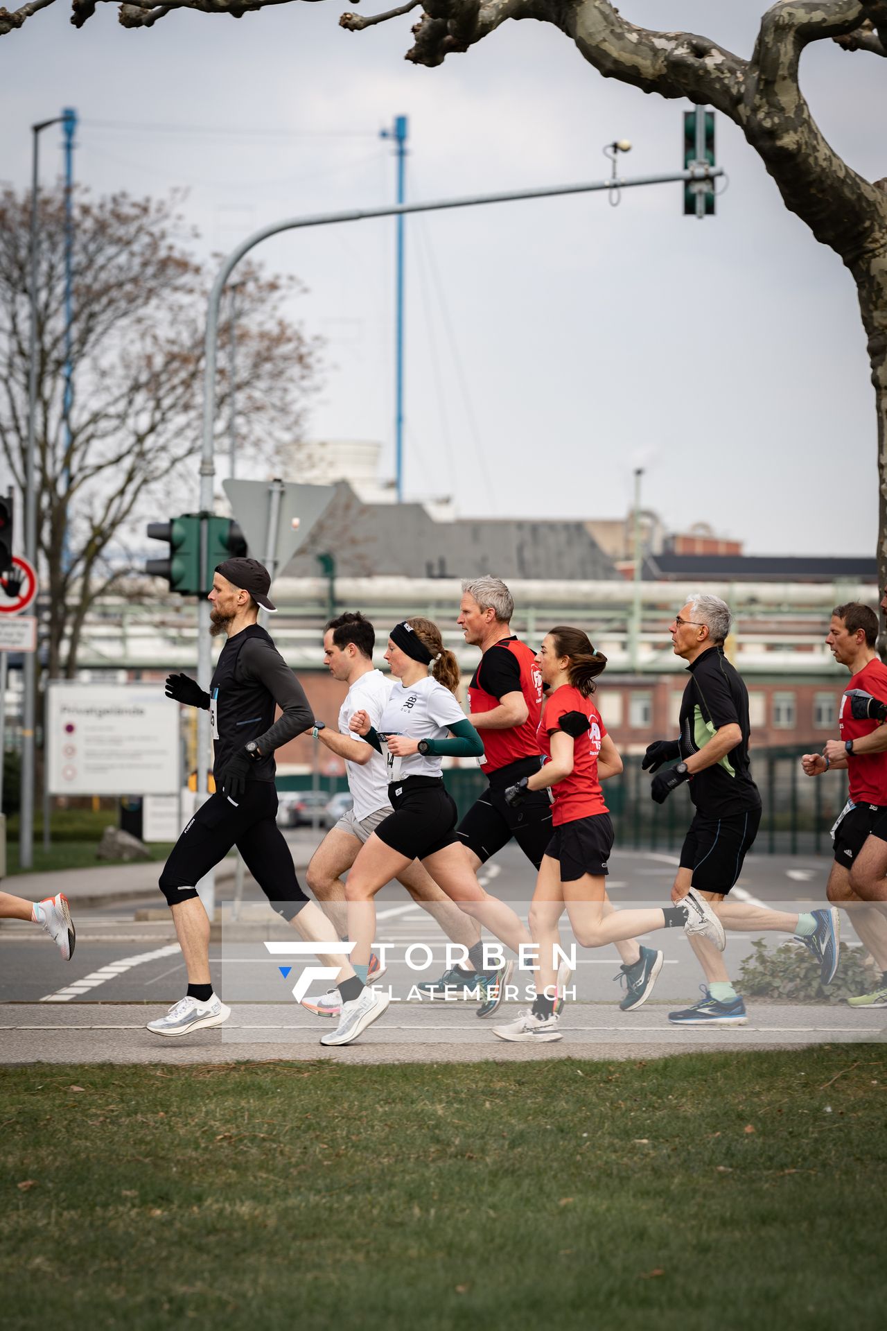 Welf Fehmer (BRIDGERUNNERS Düsseldorf), Nicola Orths (BRIDGERUNNERS Düsseldorf), Katharina Strunk (SFD 75 Duesseldorf) am 06.03.2022 beim „Rund um das Bayer-Kreuz“ in Leverkusen