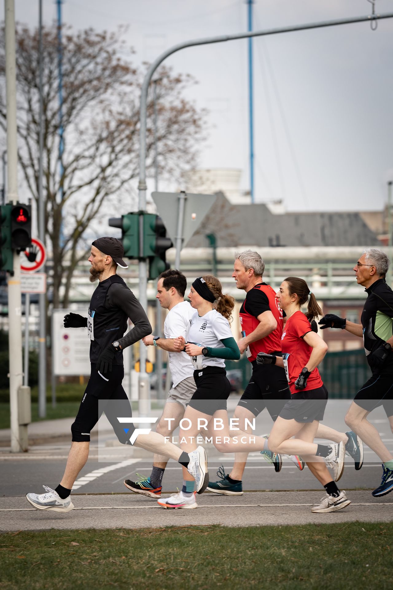 Welf Fehmer (BRIDGERUNNERS Düsseldorf), Nicola Orths (BRIDGERUNNERS Düsseldorf), Katharina Strunk (SFD 75 Duesseldorf) am 06.03.2022 beim „Rund um das Bayer-Kreuz“ in Leverkusen