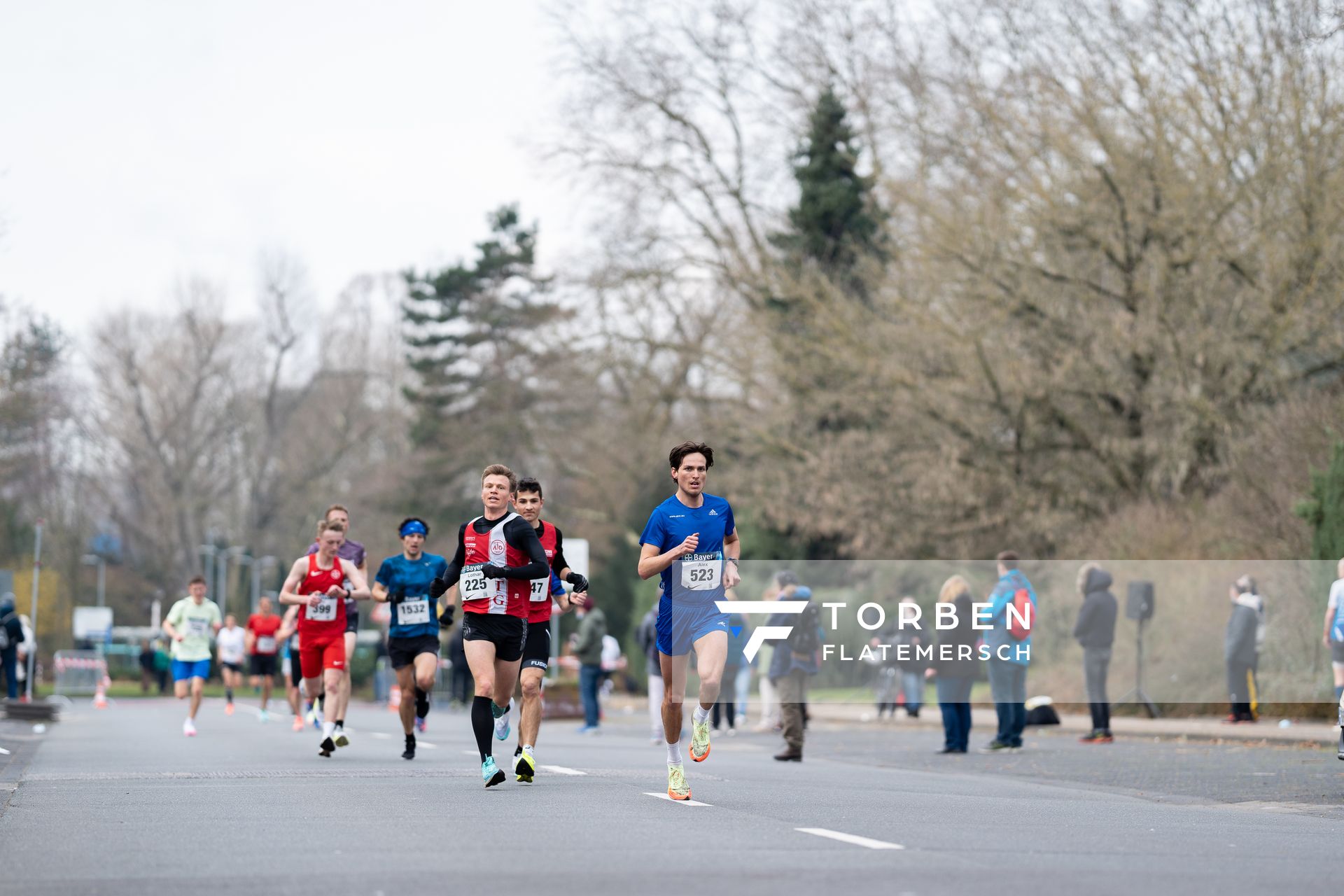 Lothar Wyrwoll (Aachener TG), Alex Paulien (TV Waldstraße Wiesbaden) am 06.03.2022 beim „Rund um das Bayer-Kreuz“ in Leverkusen