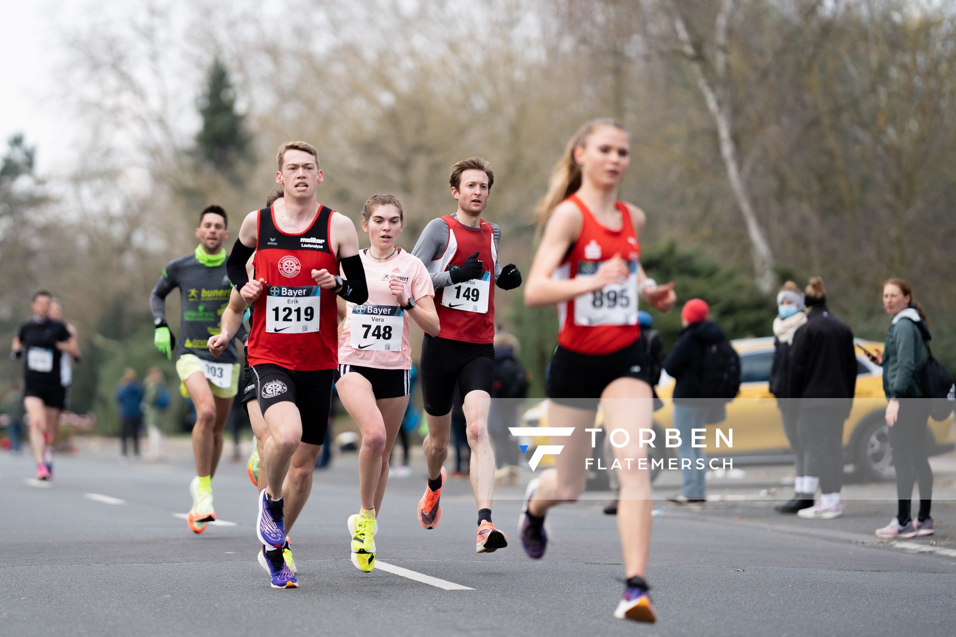 Erik Siemer (LG Osnabrueck), Vera Coutelier (ASV Koeln) und Martin Pelzer (Aachener TG) am 06.03.2022 beim „Rund um das Bayer-Kreuz“ in Leverkusen