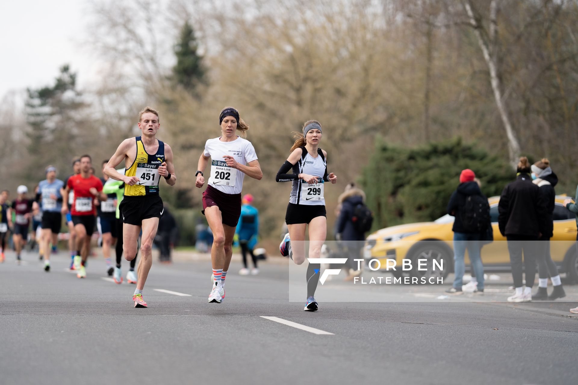 Luke Kelly (LAZ Puma Rhein-Sieg), Anna-Lina Dahlbeck (TuS Xanten), Lena Erja Mueller (TG Melbach) am 06.03.2022 beim „Rund um das Bayer-Kreuz“ in Leverkusen