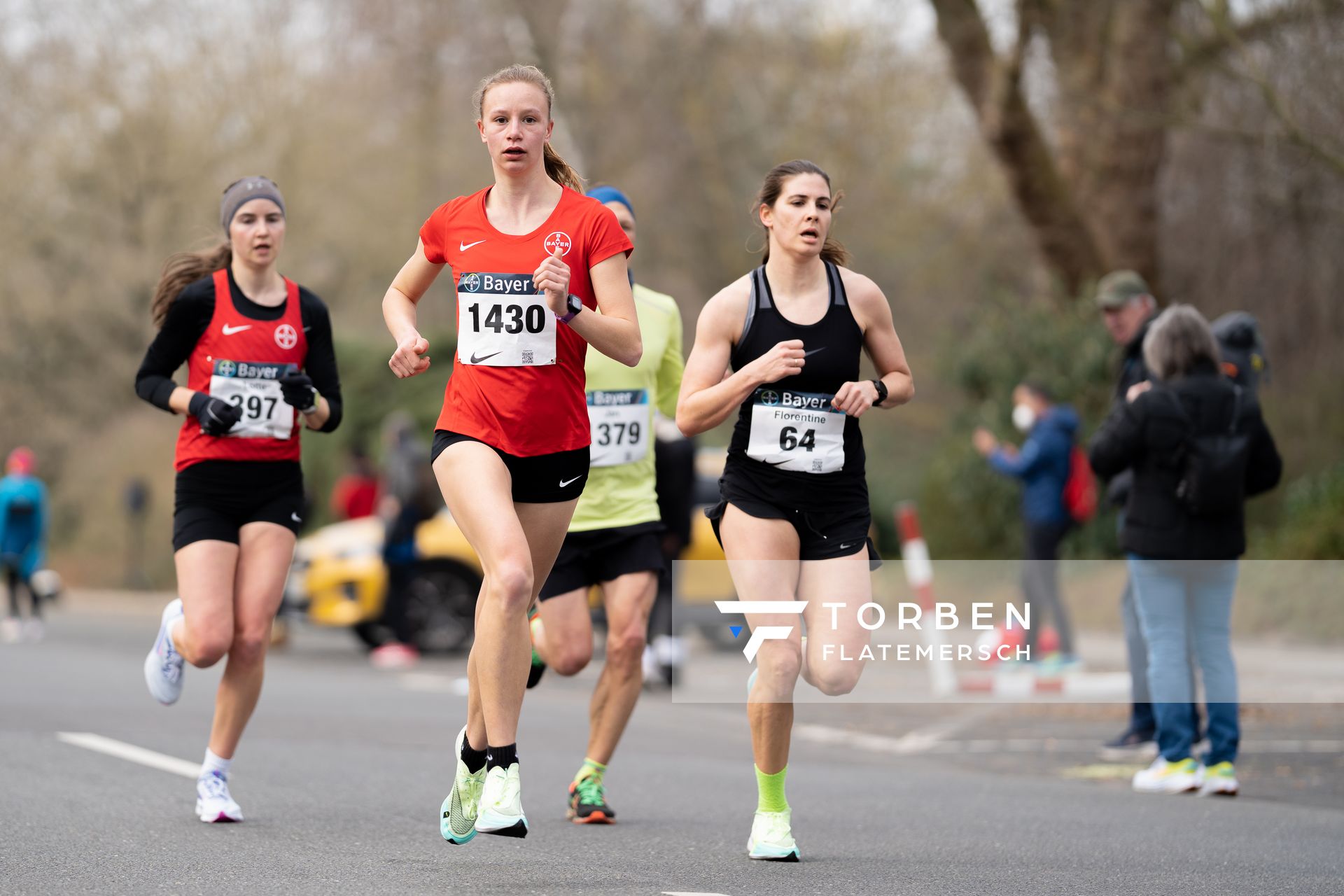 Lotte Meyberg (TSV Bayer 04 Leverkusen), Berit Scheid (TSV Bayer 04 Leverkusen), Florentine Exner (Triathlon Team Düsseldorf) am 06.03.2022 beim „Rund um das Bayer-Kreuz“ in Leverkusen