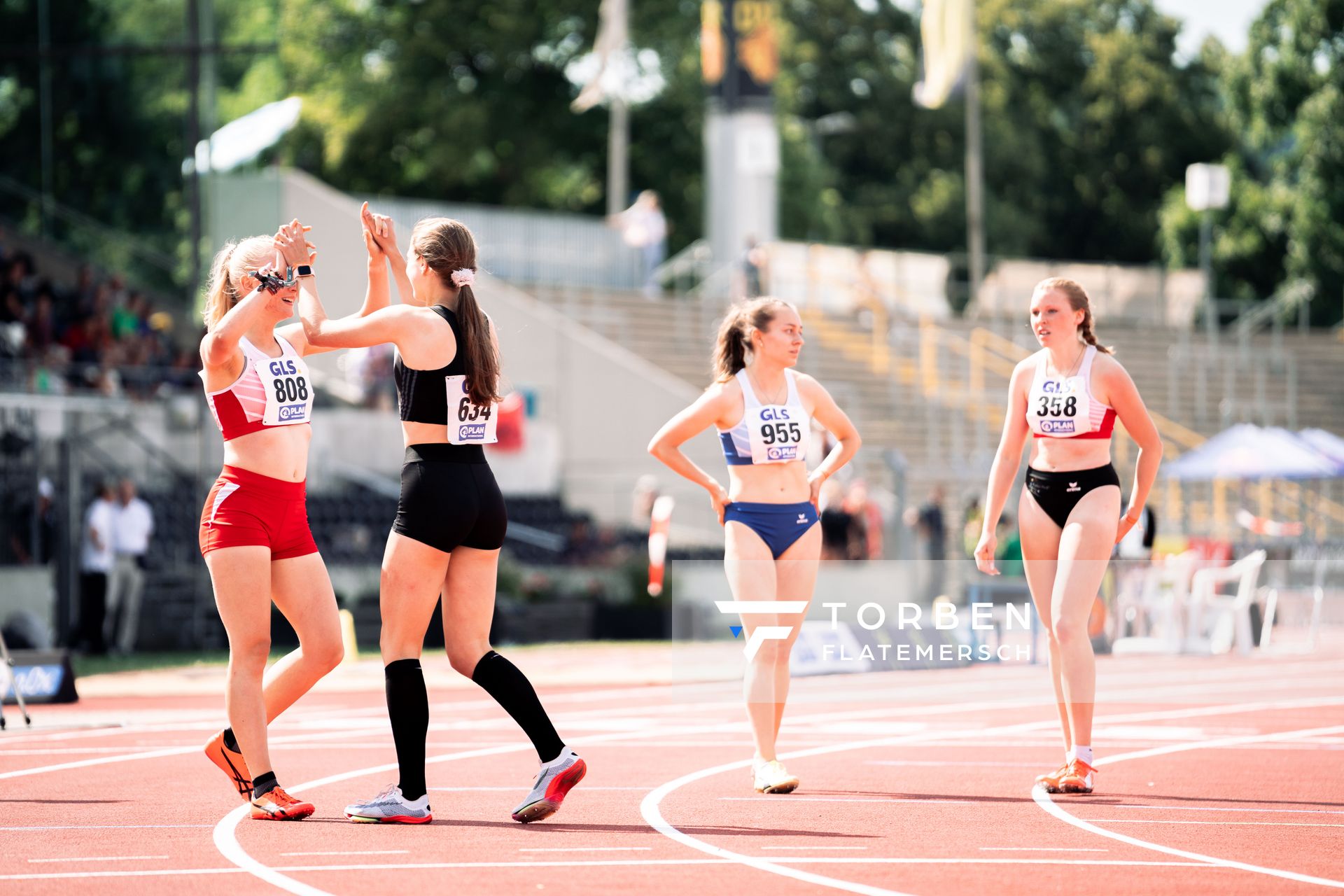 Leonie Kupser (DJK Ochtendung) und Anna Welz (TV Herkenrath) klatschen sich im Ziel ab am 15.07.2022 waehrend den deutschen Leichtathletik-Jugendmeisterschaften 2022 in Ulm