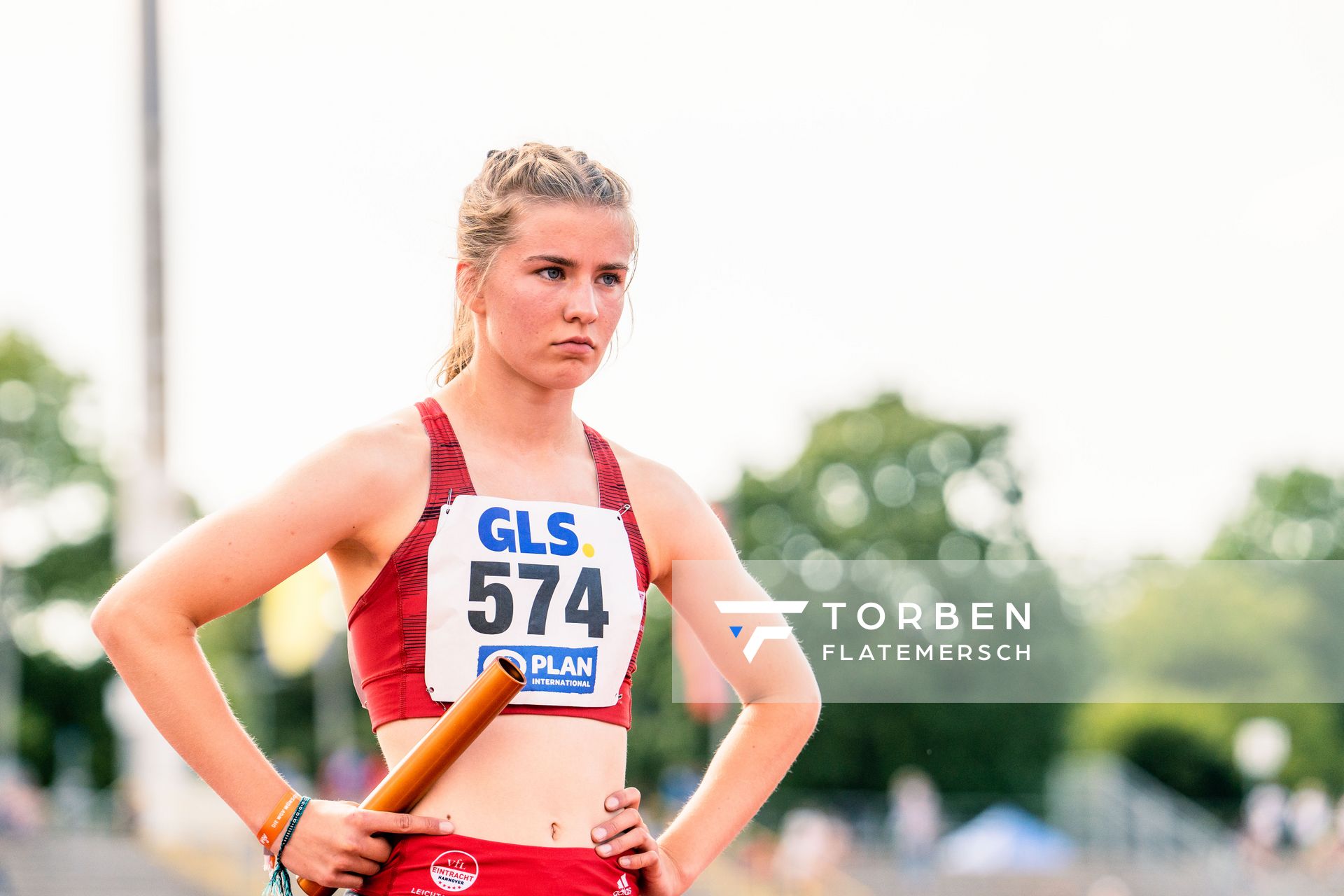 Charlotte Waldkirch (VfL Eintracht Hannover) als Startlaeuferin der 4x100m Staffel des VfL Eintracht Hannover am 15.07.2022 waehrend den deutschen Leichtathletik-Jugendmeisterschaften 2022 in Ulm