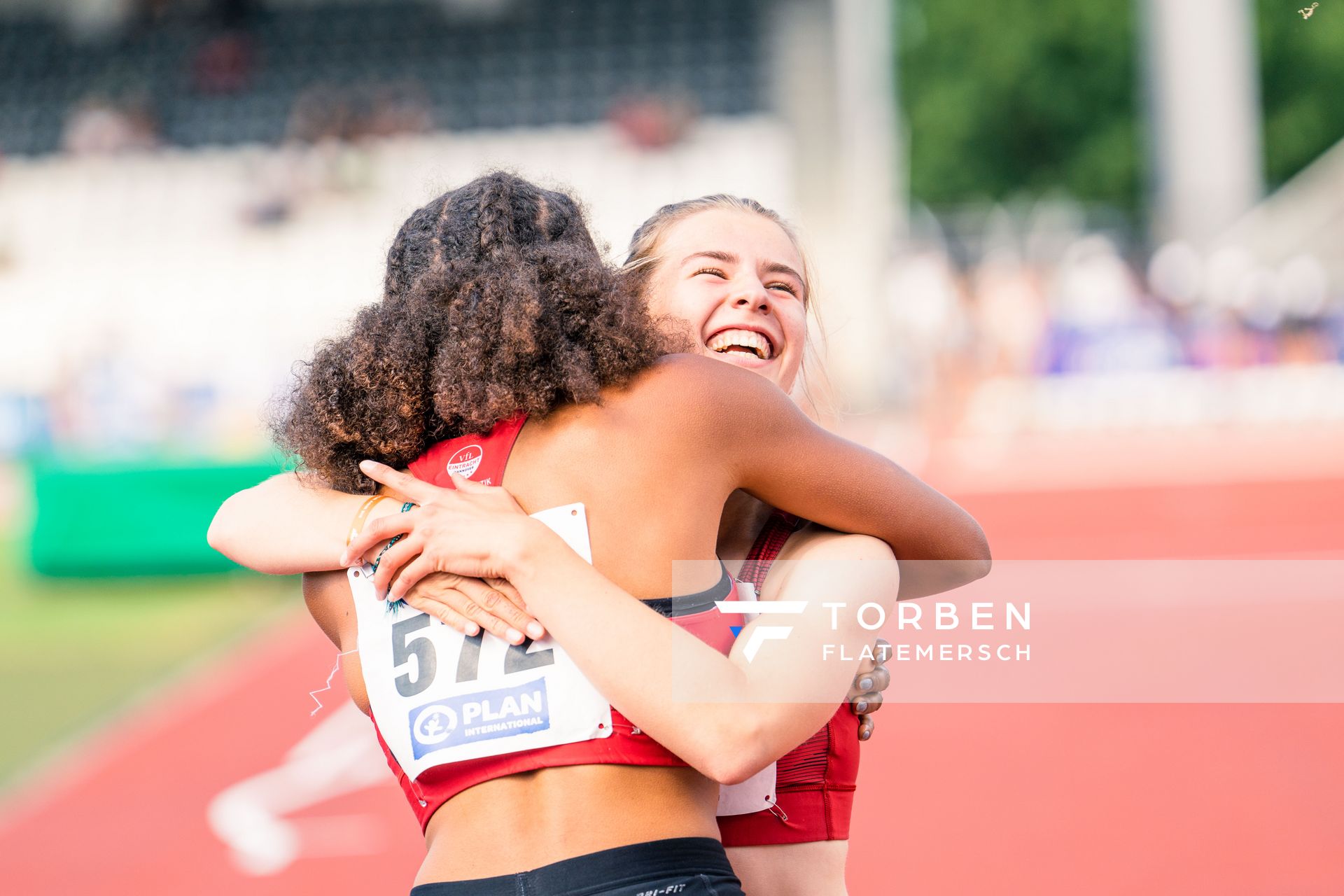 Charlotte Waldkirch (VfL Eintracht Hannover) und Jeanne Alipoé (VfL Eintracht Hannover) am 15.07.2022 waehrend den deutschen Leichtathletik-Jugendmeisterschaften 2022 in Ulm