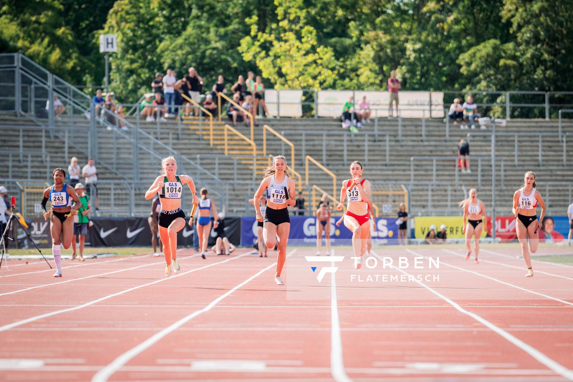 Chidinma Sophia Eze (LAC Quelle Fuerth), Charlotte Zeigermann (StG Team Sachsen-Anhalt), Franziska Burchett (TV Gladbeck 1912), Annika Just (LAC Passau), Virginia Vandersee (SC Potsdam) ueber 4x100m am 15.07.2022 waehrend den deutschen Leichtathletik-Jugendmeisterschaften 2022 in Ulm