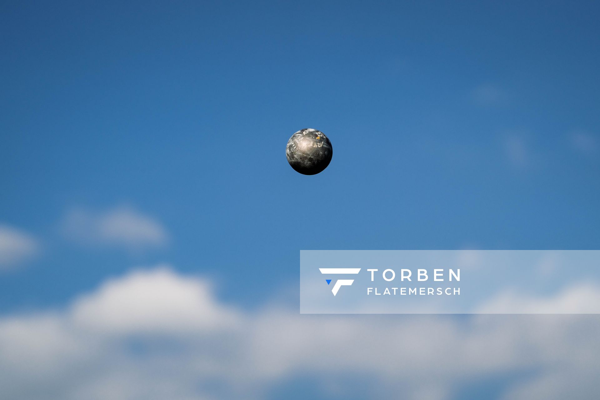 Eine Kugel in der Luft am 15.07.2022 waehrend den deutschen Leichtathletik-Jugendmeisterschaften 2022 in Ulm