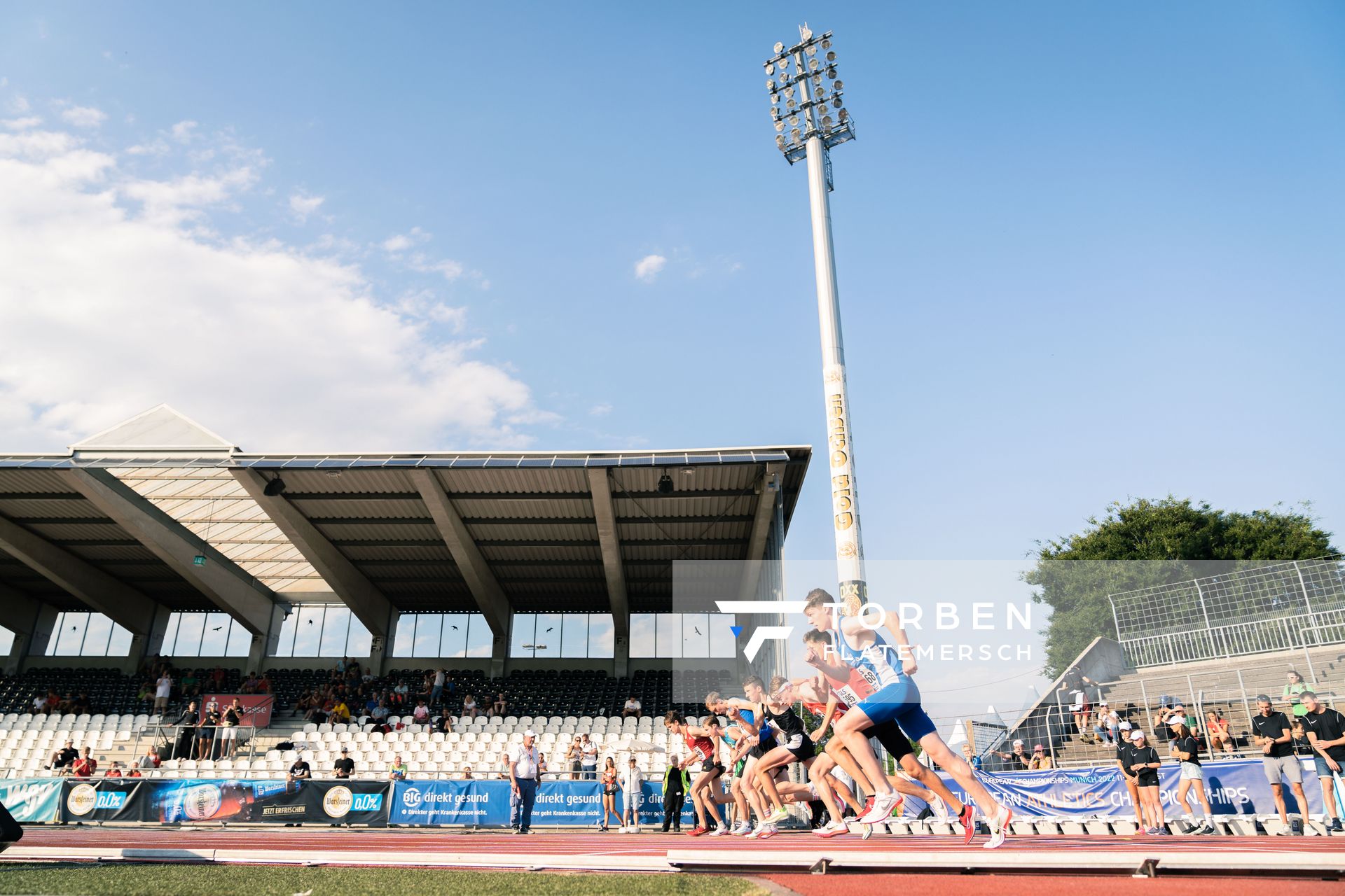 Start 1500m U20 am 15.07.2022 waehrend den deutschen Leichtathletik-Jugendmeisterschaften 2022 in Ulm