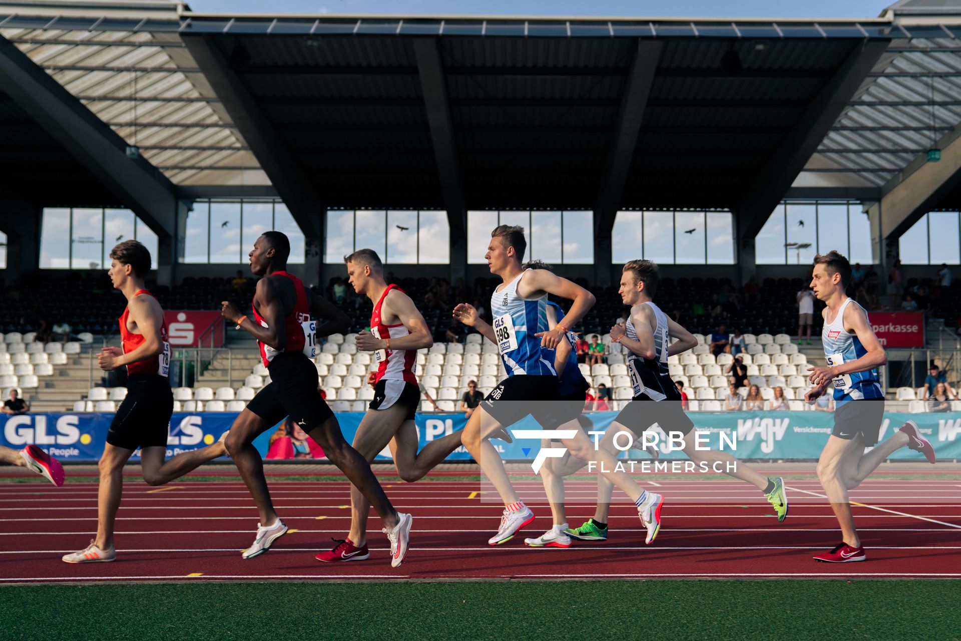 Jonas Kulgemeyer (OTB Osnabrueck) mittendrin ueber 1500m am 15.07.2022 waehrend den deutschen Leichtathletik-Jugendmeisterschaften 2022 in Ulm