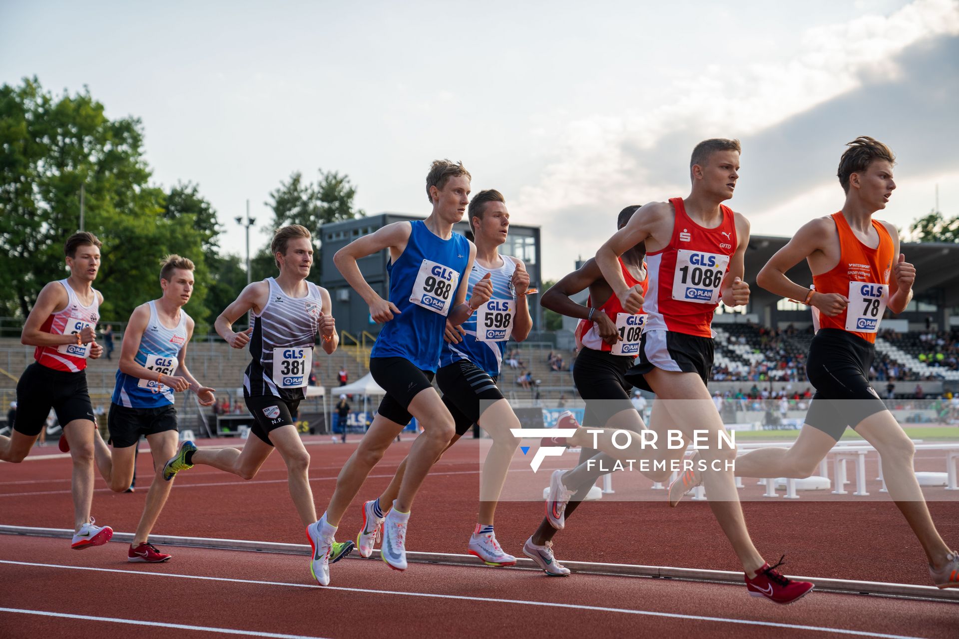 Jonas Kulgemeyer (OTB Osnabrueck) mittendrin ueber 1500m, daneben Anton Saar (Turbine Halle), Nick Froelich (KSV Baunatal), Lennart Lindstrot (LG Olympia Dortmund), Rodion Beimler (LC Cottbus) am 15.07.2022 waehrend den deutschen Leichtathletik-Jugendmeisterschaften 2022 in Ulm