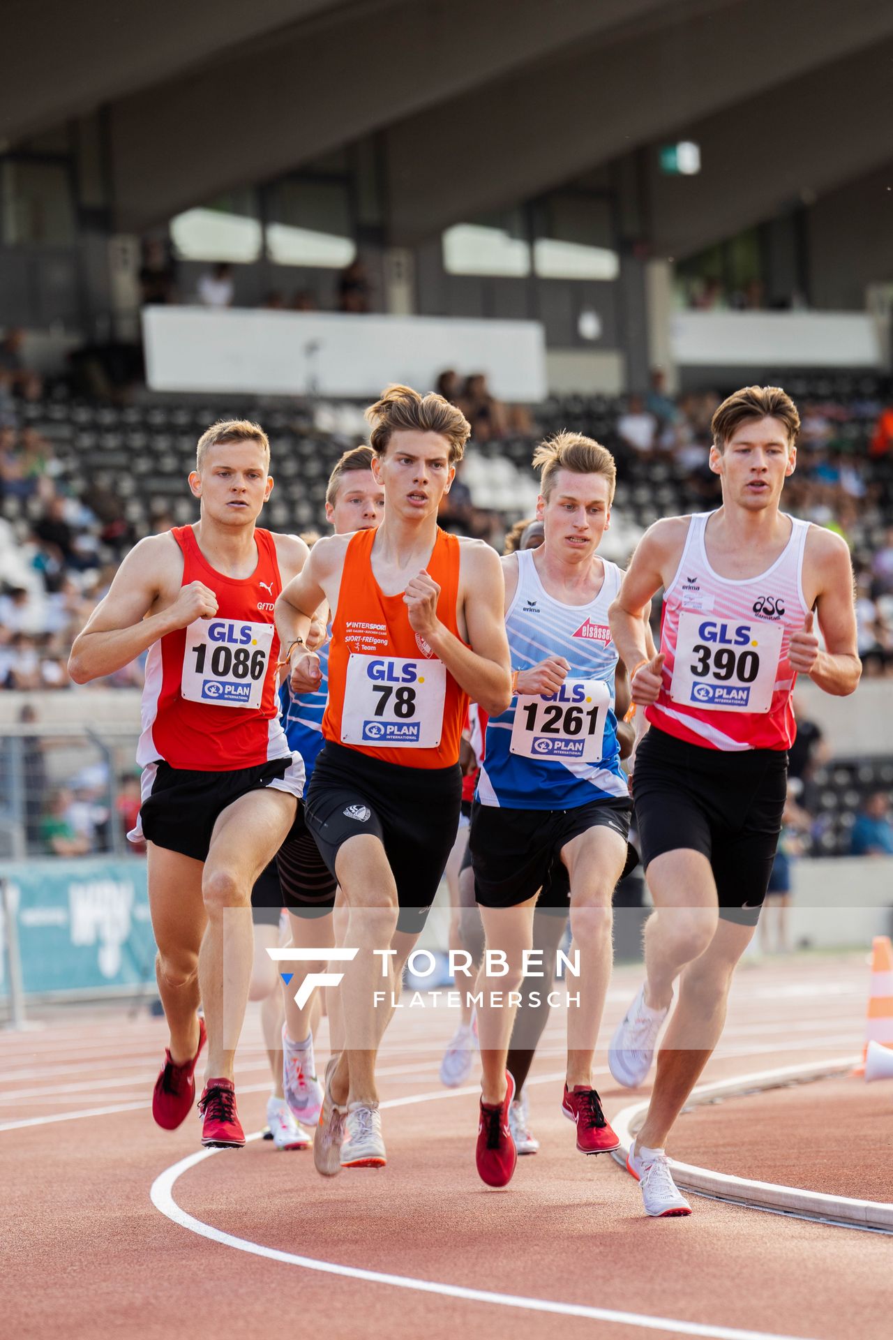 Rodion Beimler (LC Cottbus), Christoph Schrick (ASC Darmstadt), Lennart Lindstrot (LG Olympia Dortmund) ueber 1500m am 15.07.2022 waehrend den deutschen Leichtathletik-Jugendmeisterschaften 2022 in Ulm