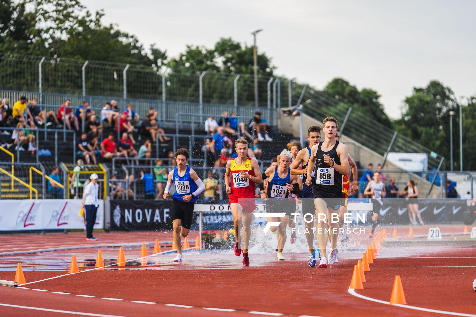 Jonathan Enders (1. TSV Bad Salzungen 1990), Karl Geburek (ASV Erfurt), Ben Frerichs (Erfurter LAC), Paul Walochny (SC DHfK Leipzig e.V.) ueber 2000m Hindernis am 15.07.2022 waehrend den deutschen Leichtathletik-Jugendmeisterschaften 2022 in Ulm