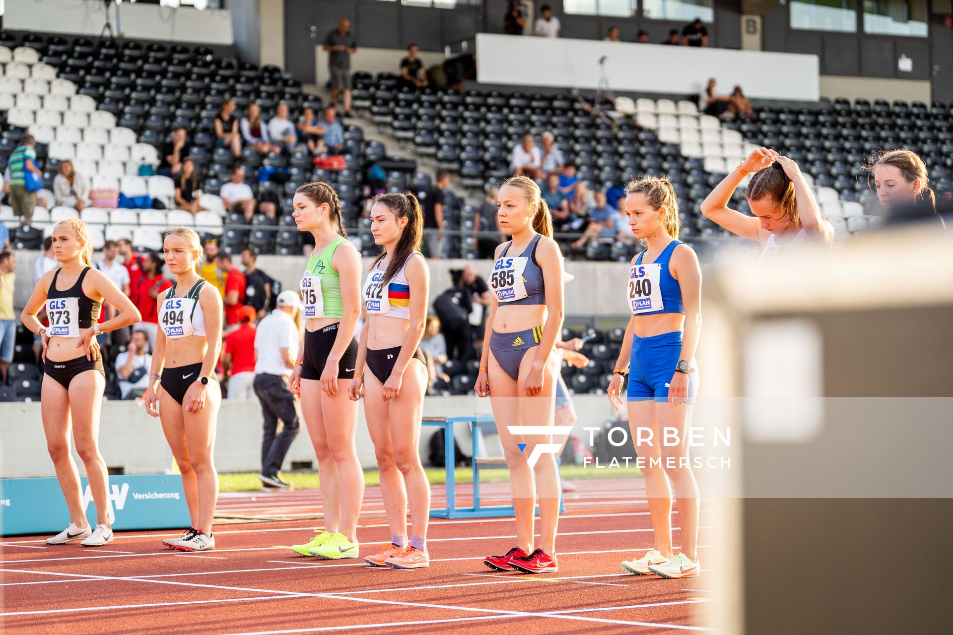 Start des 2000m Hindernis-Finale: Neele Heyne (SC DHfK Leipzig e.V.), Inga Schulz (TSG Bergedorf), Christina Lehnen (LAZ Moenchengladbach), Constanze Paoli (SSC Hanau-Rodenbach), Sophie Hinrichs (VfL Loeningen), Frida Giersdorff (TSV Jahn Freising) am 15.07.2022 waehrend den deutschen Leichtathletik-Jugendmeisterschaften 2022 in Ulm