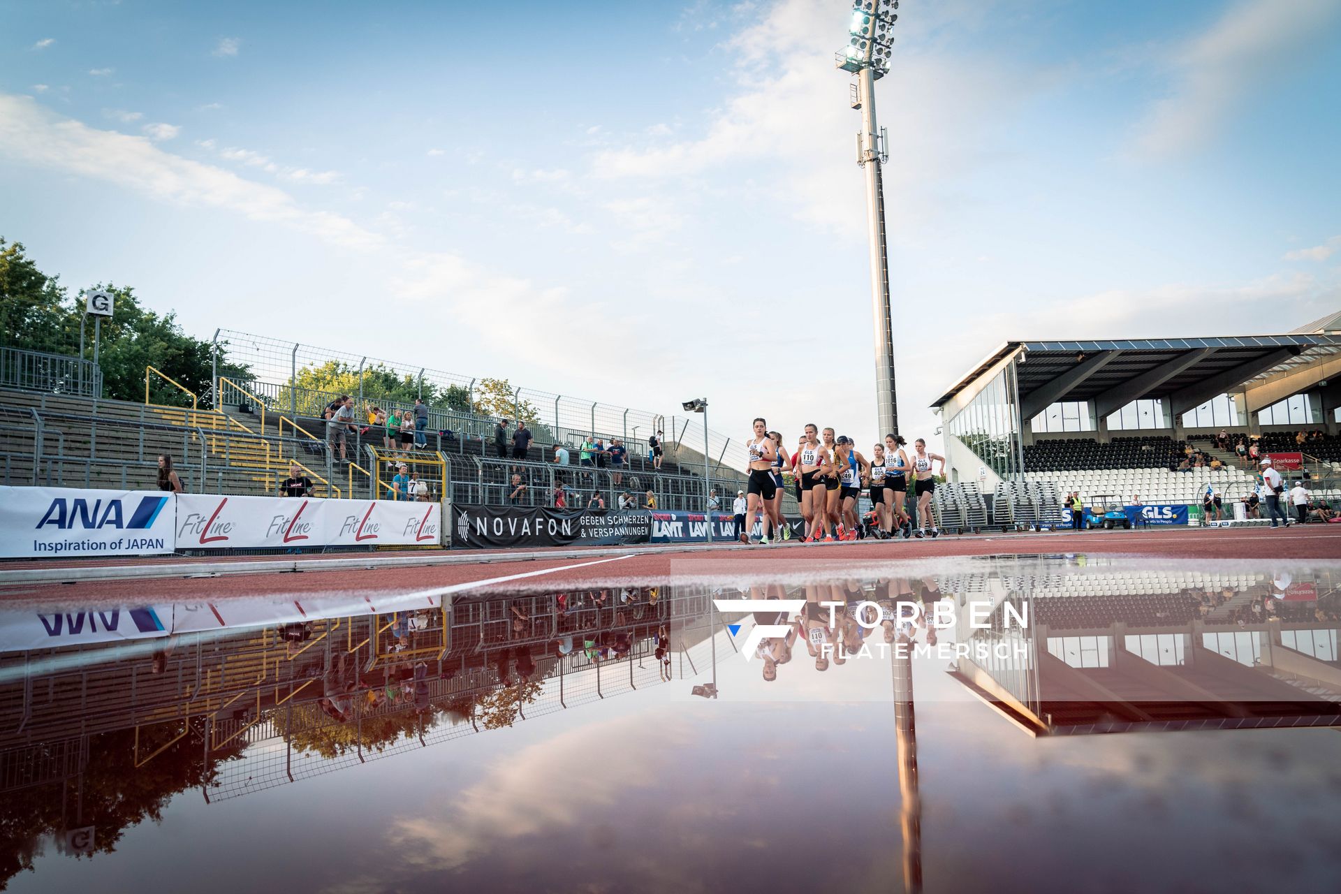 Geher spiegeln sich im Wasser: Lena Sonntag (SC Potsdam), Lara Jolie Feigl (SC Potsdam), Kylie Garreis (LG Vogtland), Marie Krebelder (LAC Quelle Fuerth), Laura Sophie Pabst (ASV 1902 Sangerhausen) am 15.07.2022 waehrend den deutschen Leichtathletik-Jugendmeisterschaften 2022 in Ulm