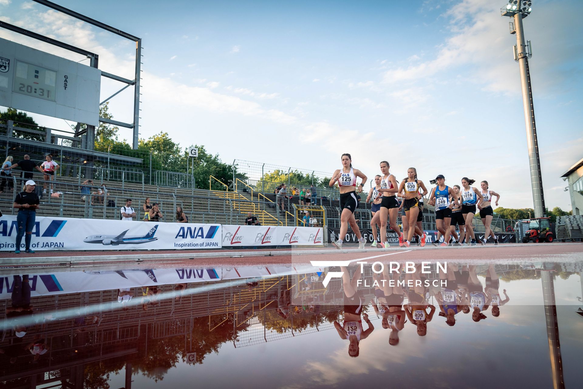 Geher spiegeln sich im Wasser: Lena Sonntag (SC Potsdam), Lara Jolie Feigl (SC Potsdam), Kylie Garreis (LG Vogtland), Marie Krebelder (LAC Quelle Fuerth), Laura Sophie Pabst (ASV 1902 Sangerhausen) am 15.07.2022 waehrend den deutschen Leichtathletik-Jugendmeisterschaften 2022 in Ulm