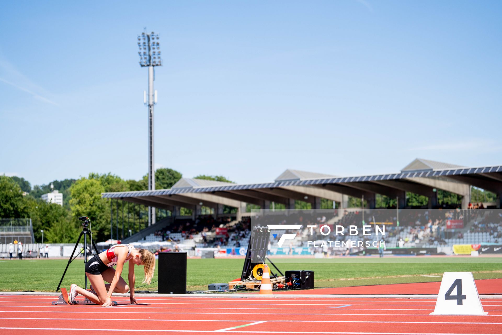 Sina Ehrhardt (LG Rhein-Wied) ueber 400m am 16.07.2022 waehrend den deutschen Leichtathletik-Jugendmeisterschaften 2022 in Ulm