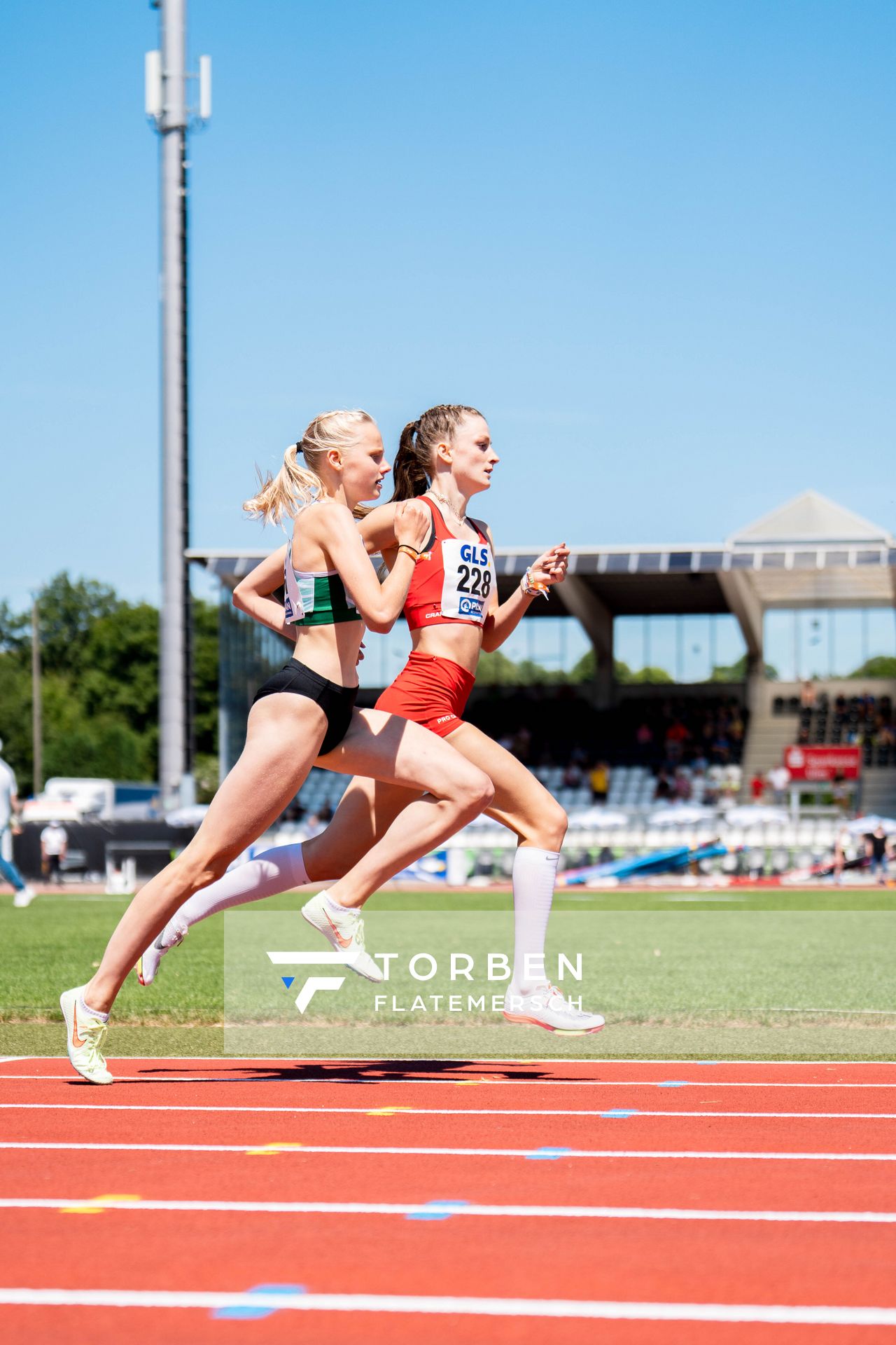 Emma Lindner (LG Bamberg) und Malena Schomaker (LG Papenburg/Aschendorf) am 16.07.2022 waehrend den deutschen Leichtathletik-Jugendmeisterschaften 2022 in Ulm
