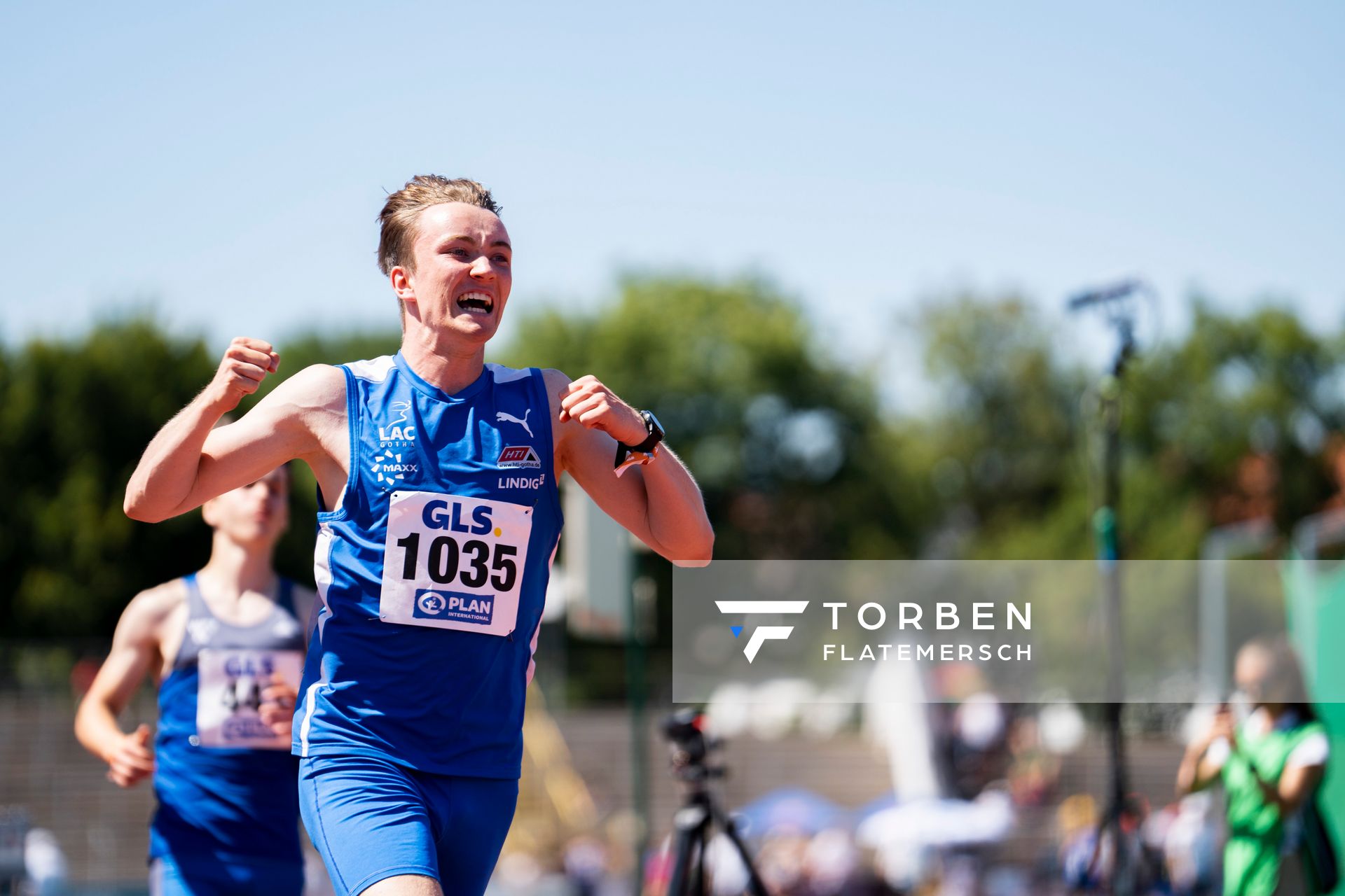 Benedikt Thomas Wallstein (Gothaer Leichtathletik Centrum) freut sich ueber den deutschen Meistertitel am 16.07.2022 waehrend den deutschen Leichtathletik-Jugendmeisterschaften 2022 in Ulm