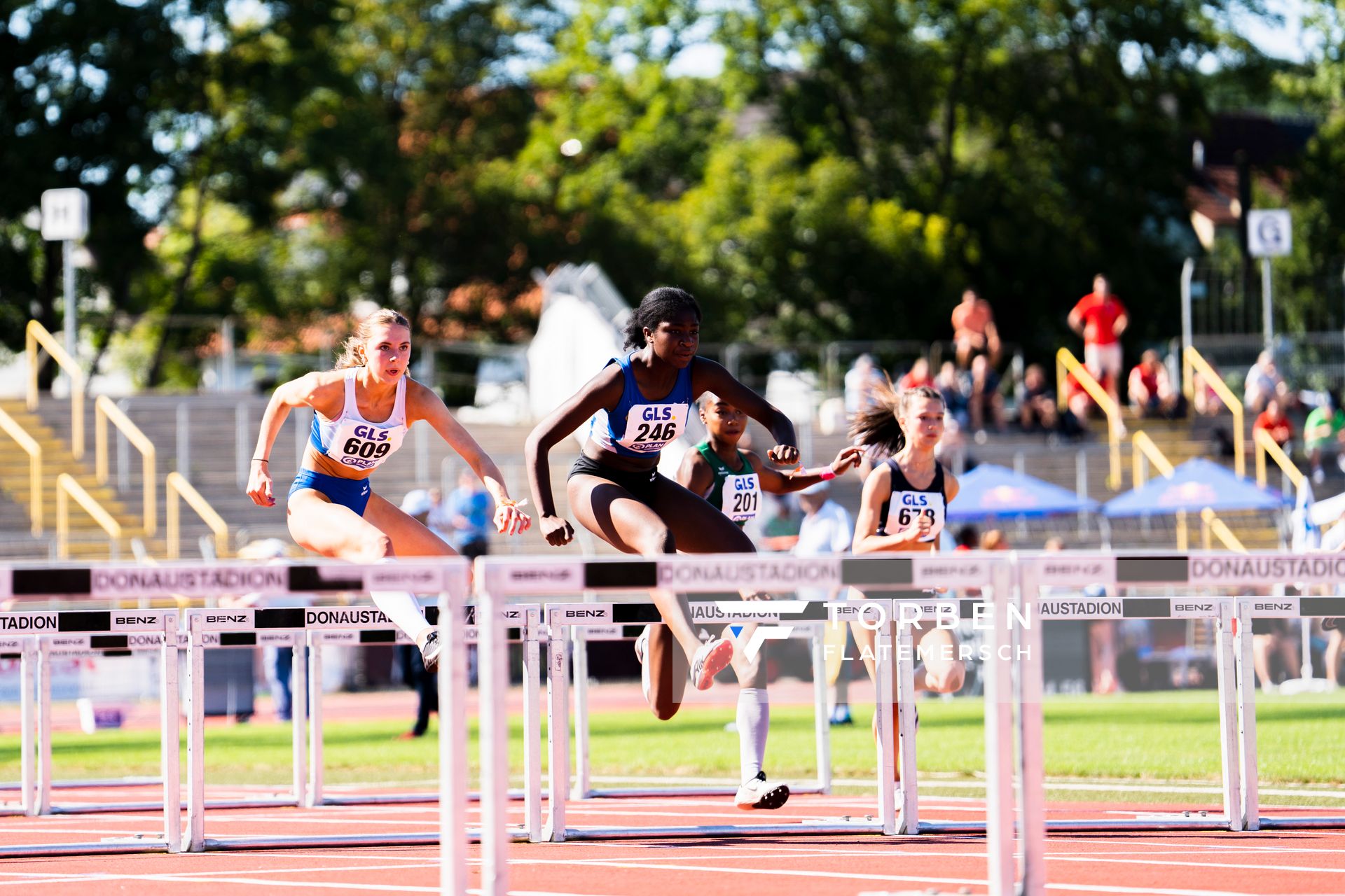 Mayleen Bartz (VfL Stade), Millicent Mensah (LAC Quelle Fuerth), Grace Monono (SV Preussen Berlin), Fenja Zitzelsberger (Cologne Athletics) ueber 100m Huerden am 16.07.2022 waehrend den deutschen Leichtathletik-Jugendmeisterschaften 2022 in Ulm