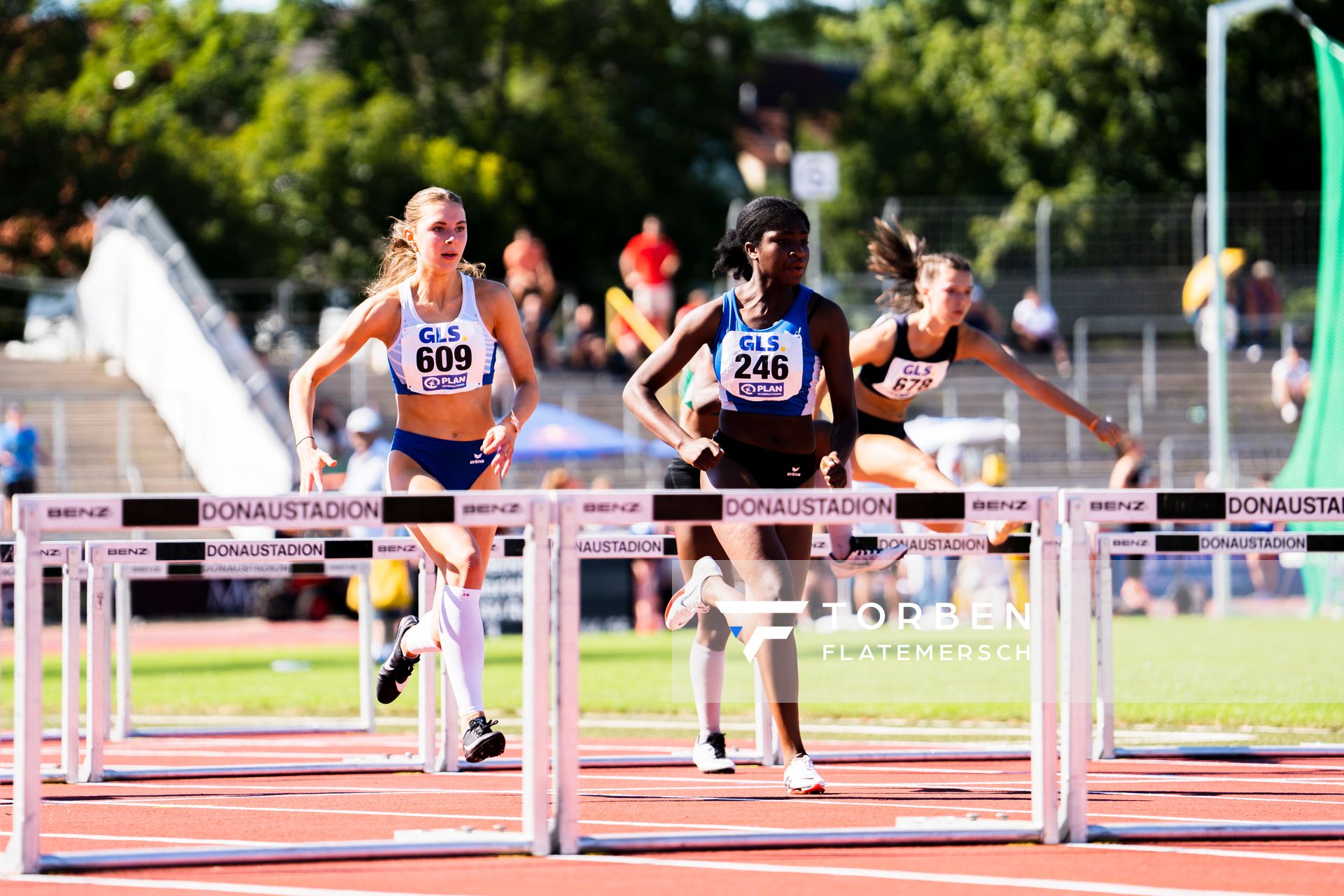 Mayleen Bartz (VfL Stade), Millicent Mensah (LAC Quelle Fuerth), Fenja Zitzelsberger (Cologne Athletics) ueber 100m Huerden am 16.07.2022 waehrend den deutschen Leichtathletik-Jugendmeisterschaften 2022 in Ulm