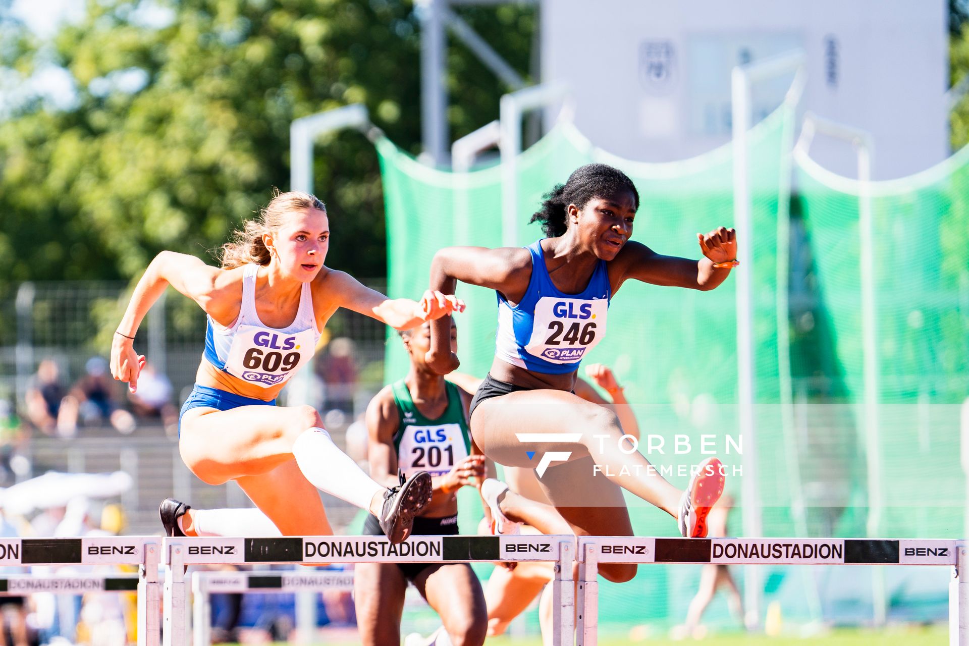 Mayleen Bartz (VfL Stade), Millicent Mensah (LAC Quelle Fuerth) ueber 100m Huerden am 16.07.2022 waehrend den deutschen Leichtathletik-Jugendmeisterschaften 2022 in Ulm