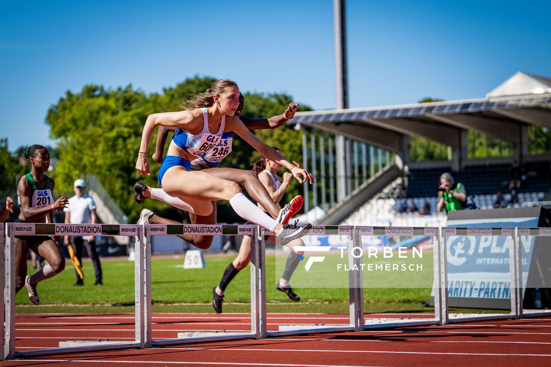 Mayleen Bartz (VfL Stade), Millicent Mensah (LAC Quelle Fuerth) ueber 100m Huerden am 16.07.2022 waehrend den deutschen Leichtathletik-Jugendmeisterschaften 2022 in Ulm