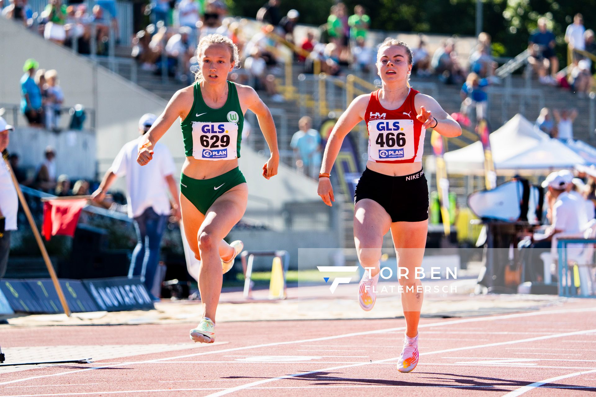 Nele Jaworski (VfL Wolfsburg) und Vivian Groppe (MT Melsungen) am 16.07.2022 waehrend den deutschen Leichtathletik-Jugendmeisterschaften 2022 in Ulm