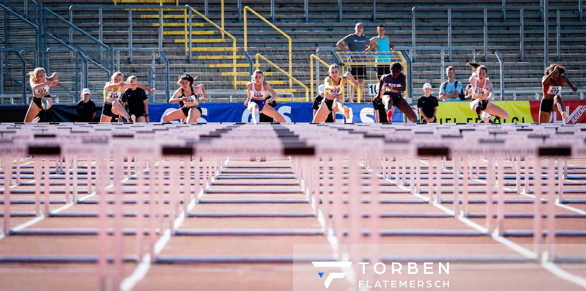 Alexandra Scharf (TV Gelnhausen), Hannah Bayer (SG DJK Hattersheim), Vanessa Weise (SV Halle), Mayleen Bartz (VfL Stade), Carolina Juergens (SC Roennau 74), Millicent Mensah (LAC Quelle Fuerth), Alena Russow (Schweriner SC), Jeanne Alipoé (VfL Eintracht Hannover)  am 16.07.2022 waehrend den deutschen Leichtathletik-Jugendmeisterschaften 2022 in Ulm