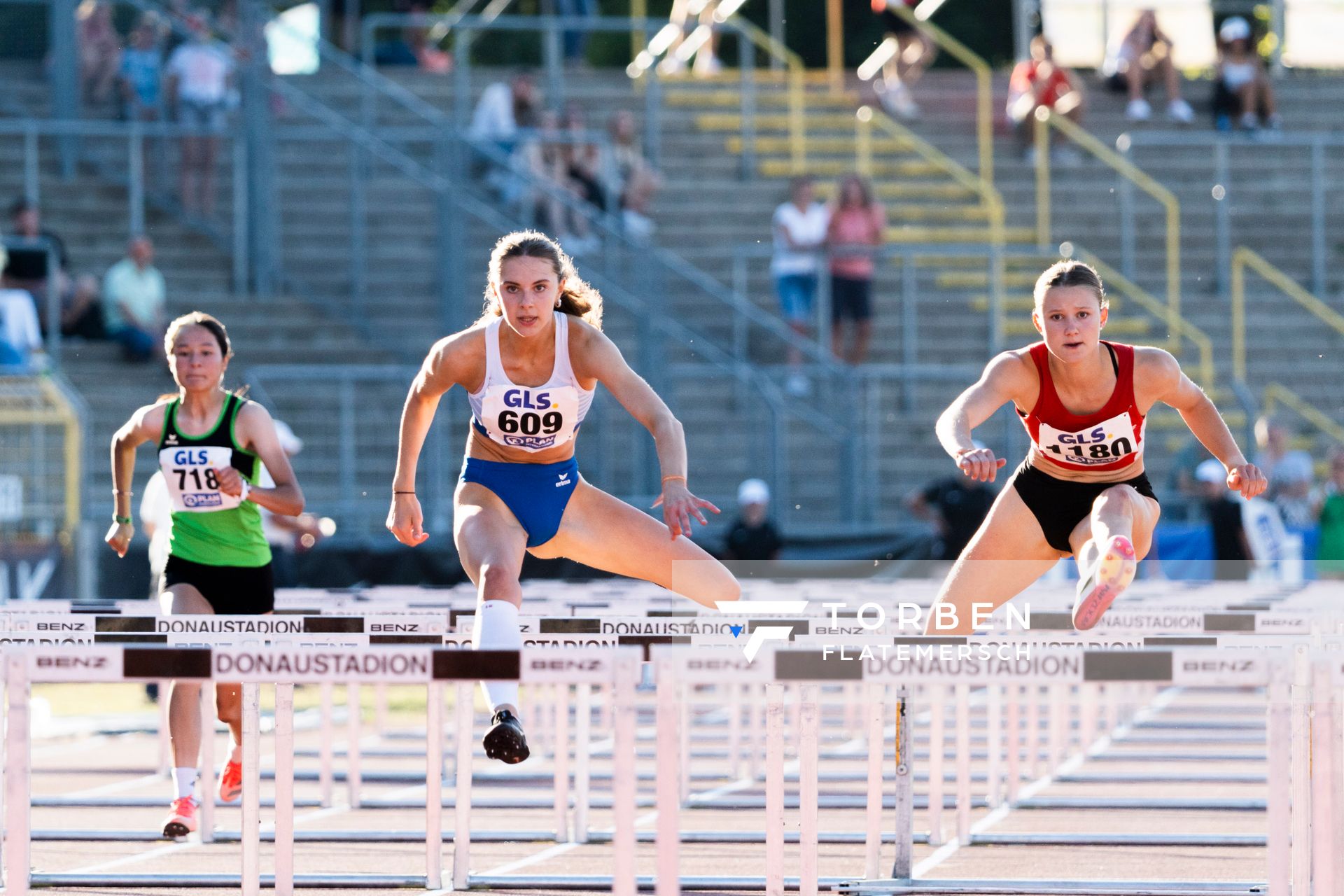 Mayleen Bartz (VfL Stade) und Miriam Steinbach (LG Filstal) am 16.07.2022 waehrend den deutschen Leichtathletik-Jugendmeisterschaften 2022 in Ulm