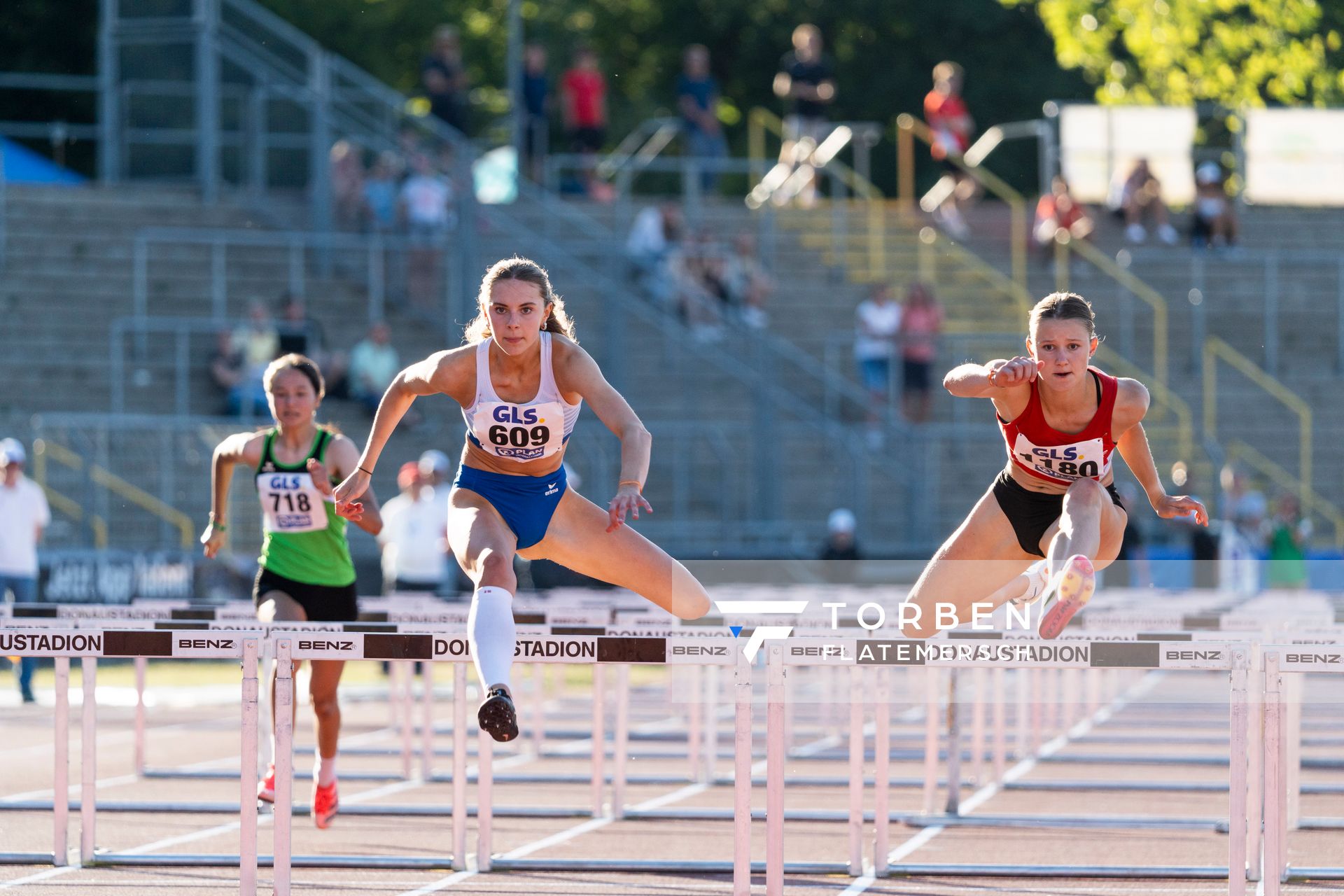 Mayleen Bartz (VfL Stade) und Miriam Steinbach (LG Filstal) am 16.07.2022 waehrend den deutschen Leichtathletik-Jugendmeisterschaften 2022 in Ulm