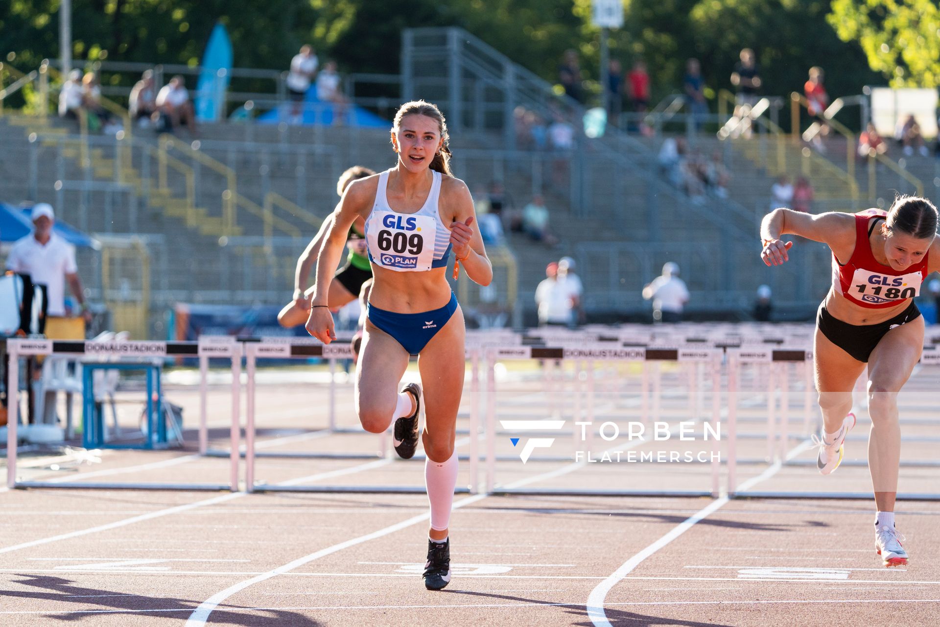 Mayleen Bartz (VfL Stade) und Miriam Steinbach (LG Filstal) am 16.07.2022 waehrend den deutschen Leichtathletik-Jugendmeisterschaften 2022 in Ulm