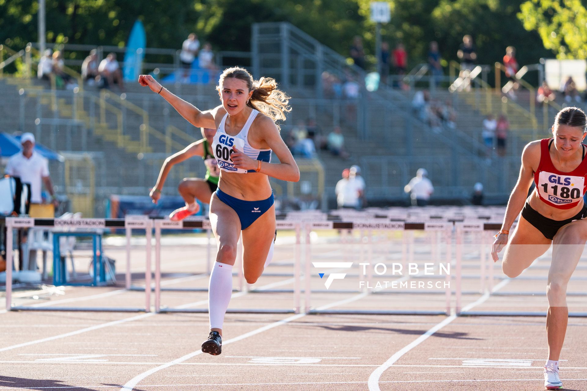 Mayleen Bartz (VfL Stade) wirft sich ins Ziel am 16.07.2022 waehrend den deutschen Leichtathletik-Jugendmeisterschaften 2022 in Ulm