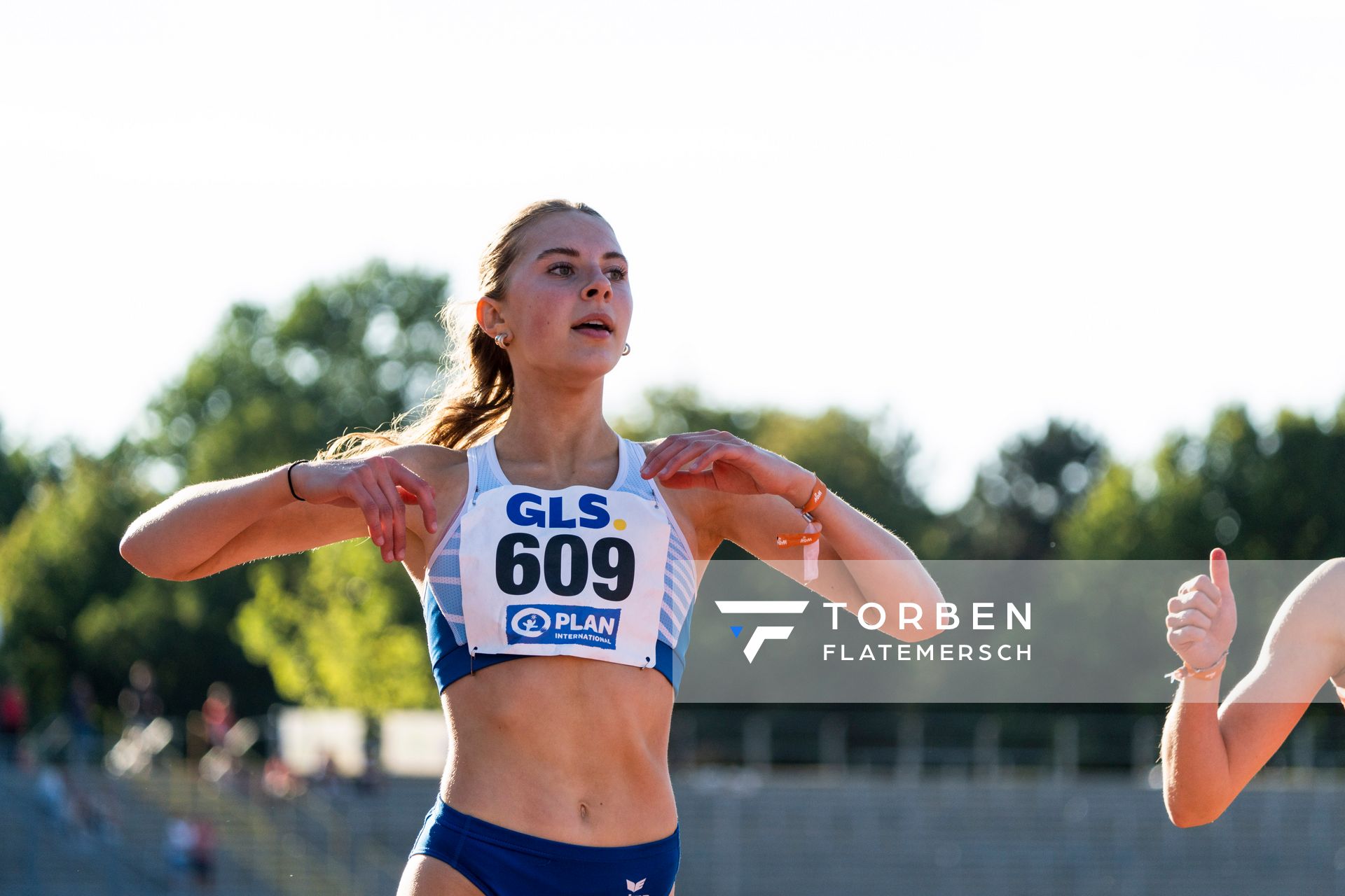 Mayleen Bartz (VfL Stade) im Ziel am 16.07.2022 waehrend den deutschen Leichtathletik-Jugendmeisterschaften 2022 in Ulm