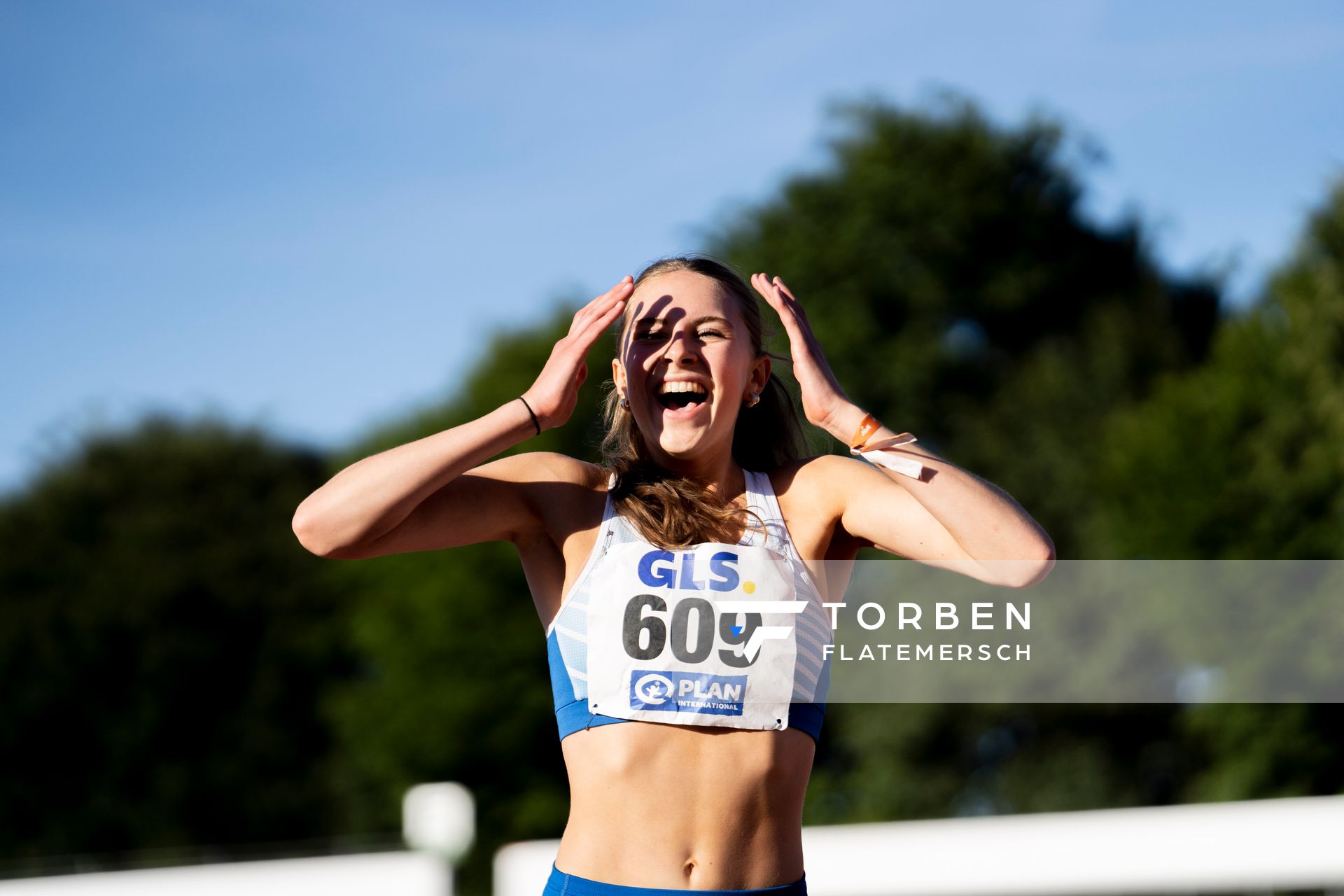 Mayleen Bartz (VfL Stade) freut sich ueber den deutschen Meistertitel nach dem 100m Huerden Finale am 16.07.2022 waehrend den deutschen Leichtathletik-Jugendmeisterschaften 2022 in Ulm