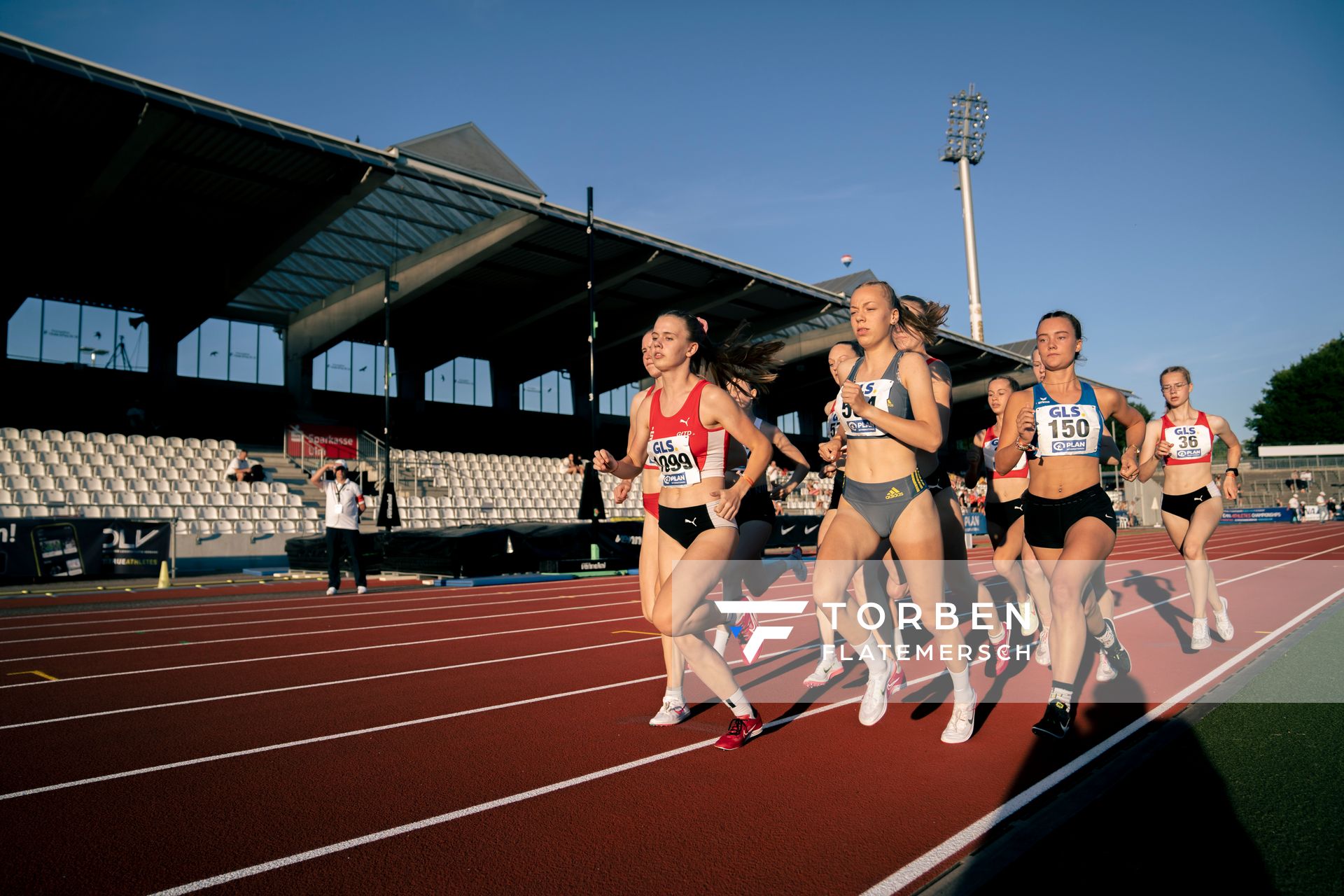 Carolin Hinrichs (VfL Loeningen), Romy Reineke (OSC Berlin) am 16.07.2022 waehrend den deutschen Leichtathletik-Jugendmeisterschaften 2022 in Ulm