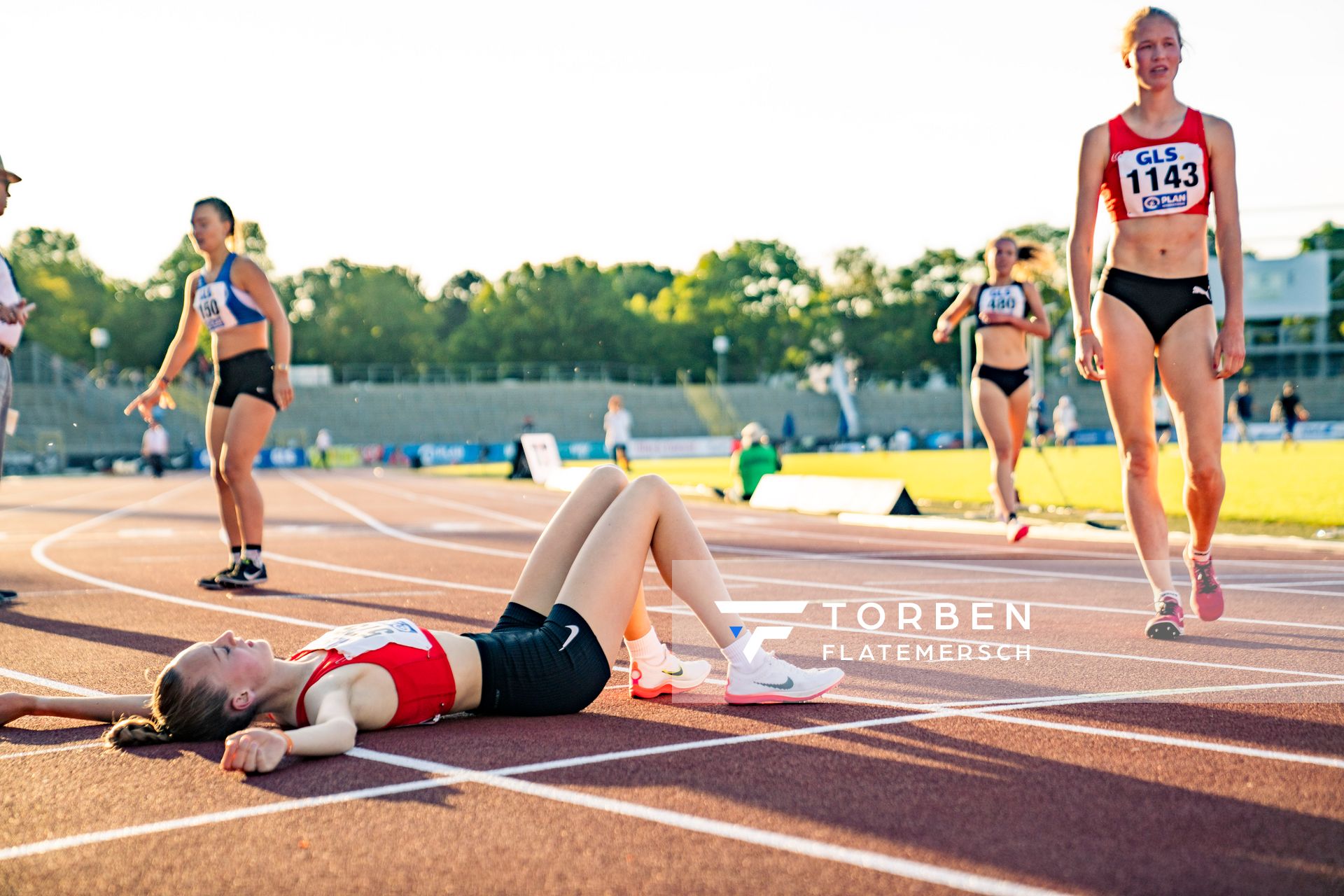 Nele Heymann (TuS Haren) im Ziel am 16.07.2022 waehrend den deutschen Leichtathletik-Jugendmeisterschaften 2022 in Ulm