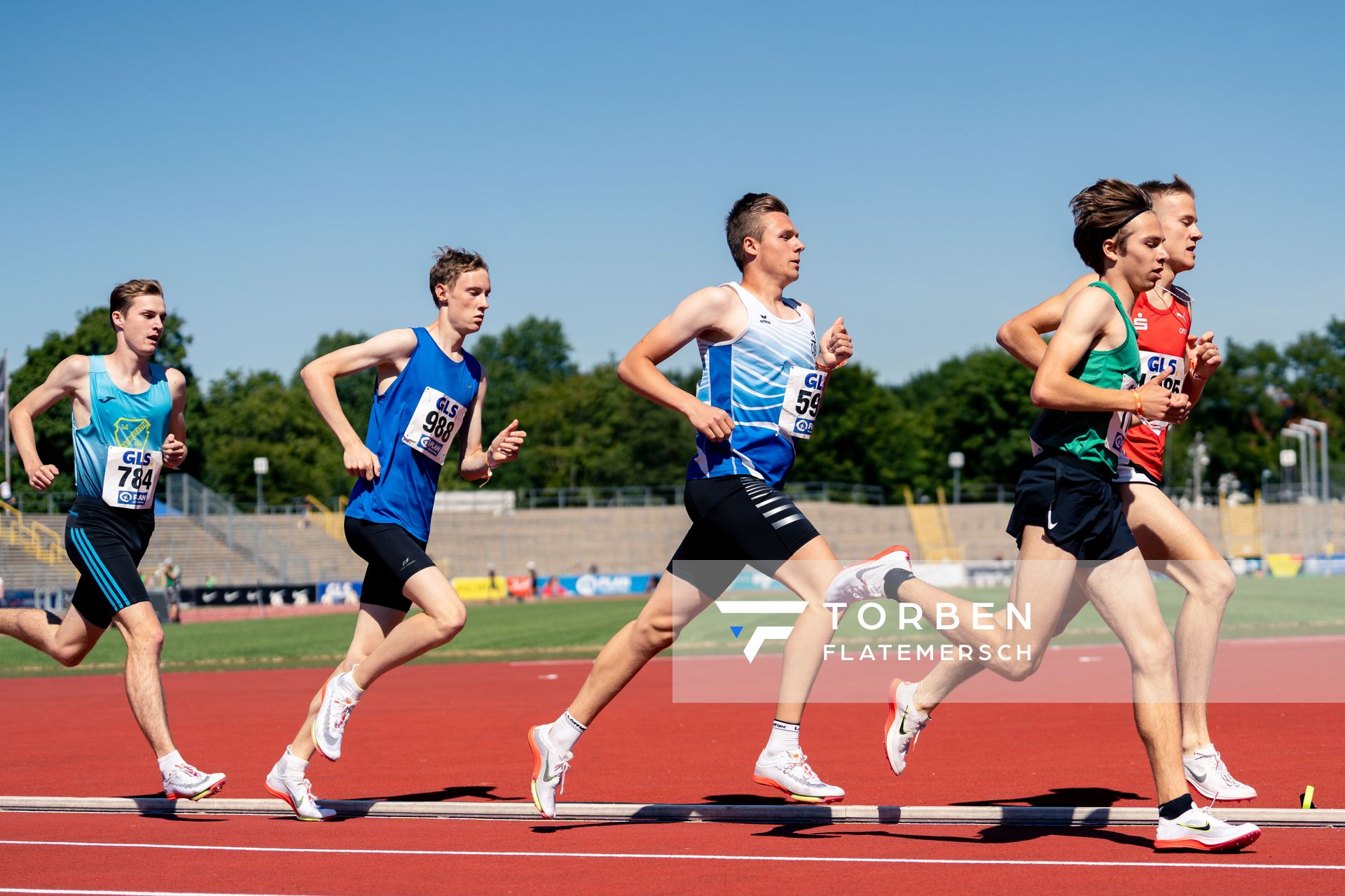 Jonas Kulgemeyer (OTB Osnabrueck) vor Anton Saar (Turbine Halle) und Simon Trampusch (TuS Framersheim) ueber 3000m am 17.07.2022 waehrend den deutschen Leichtathletik-Jugendmeisterschaften 2022 in Ulm