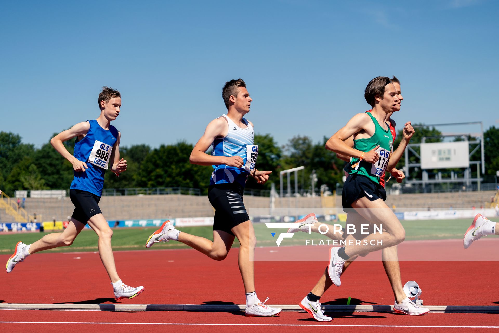 Jonas Kulgemeyer (OTB Osnabrueck) vor Anton Saar (Turbine Halle) und Simon Trampusch (TuS Framersheim) ueber 3000m am 17.07.2022 waehrend den deutschen Leichtathletik-Jugendmeisterschaften 2022 in Ulm