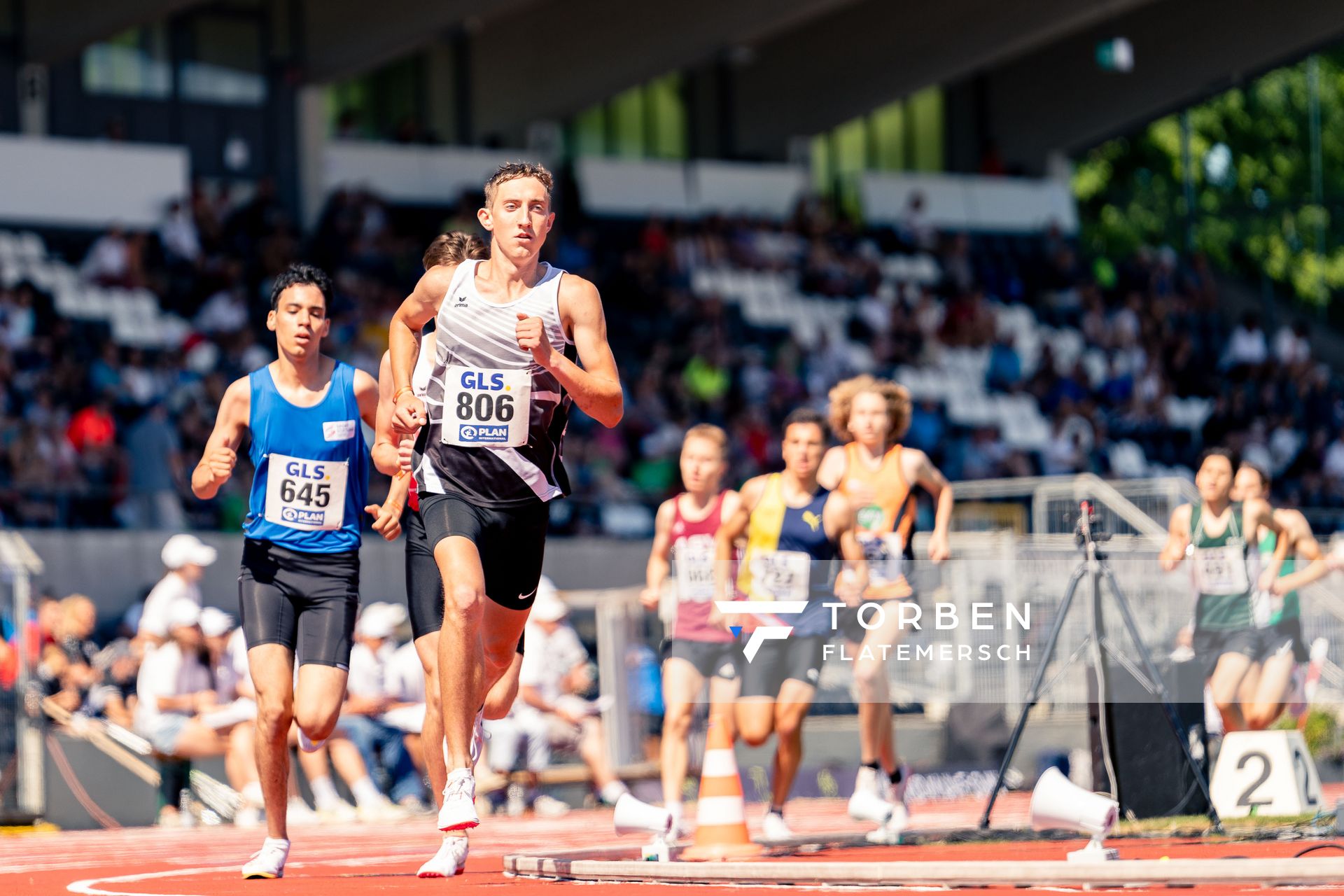 Benjamin Dern (LAZ Birkenfeld) vor Hamza Hariri (Leichtathl.-SG Eschweiler) ueber 3000m am 17.07.2022 waehrend den deutschen Leichtathletik-Jugendmeisterschaften 2022 in Ulm