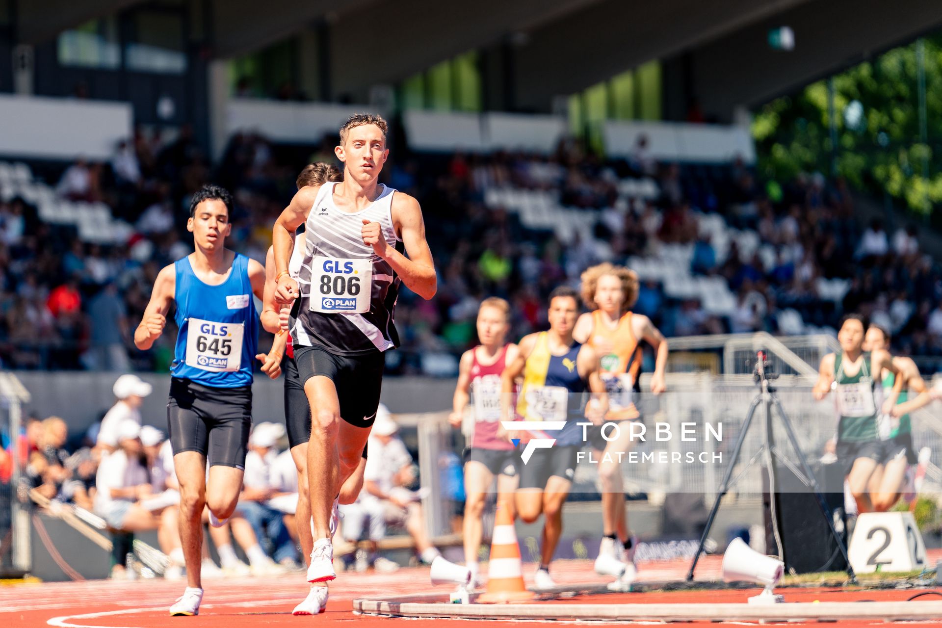 Benjamin Dern (LAZ Birkenfeld) vor Hamza Hariri (Leichtathl.-SG Eschweiler)  ueber 3000m am 17.07.2022 waehrend den deutschen Leichtathletik-Jugendmeisterschaften 2022 in Ulm